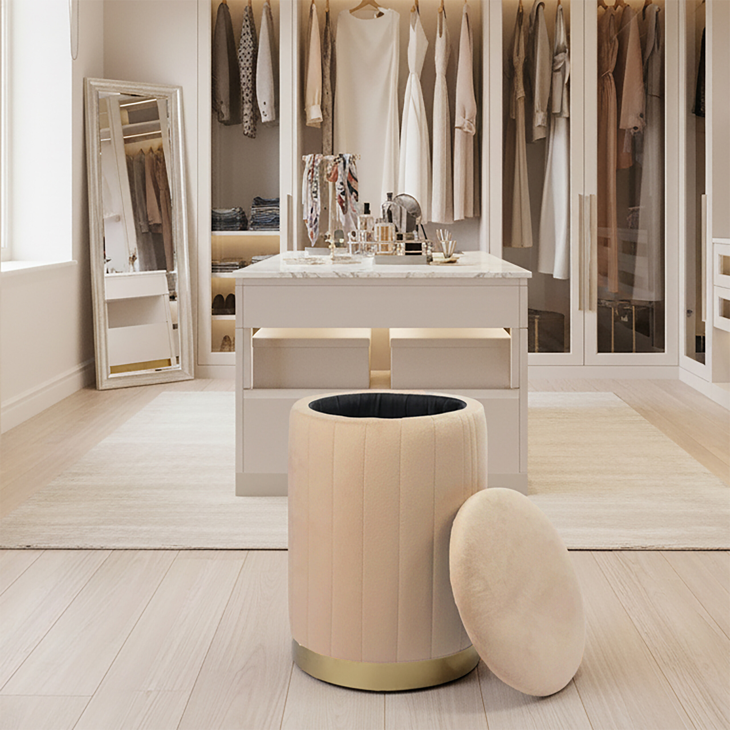 Beiger, zylindrischer Hocker mit abgenommenem Kissen im Vordergrund und einem luxuriösen begehbaren Kleiderschrank im Hintergrund.