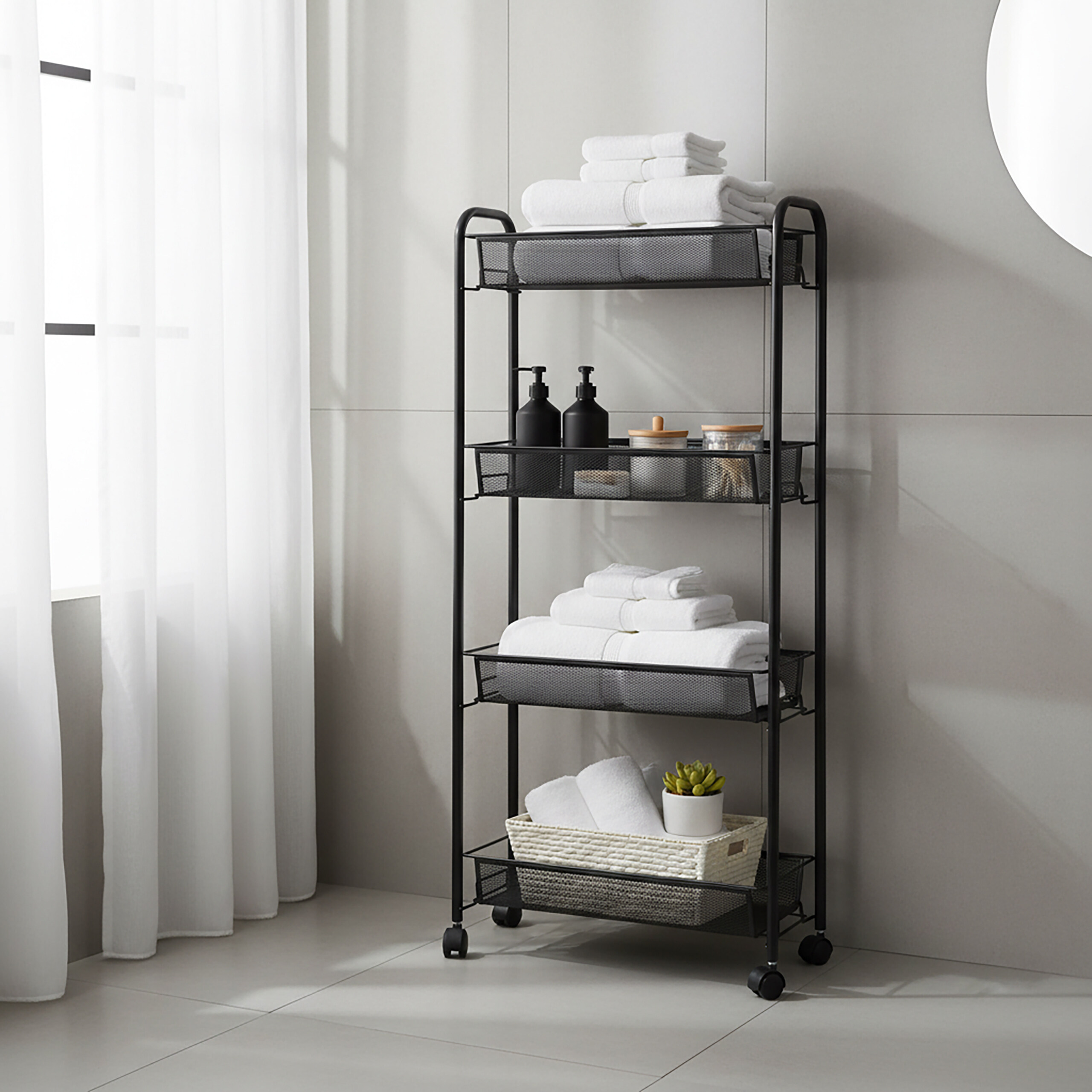Ein schwarzes Metallregal auf Rollen steht in einem hellen Badezimmer mit weißen Handtüchern und Badaccessoires.