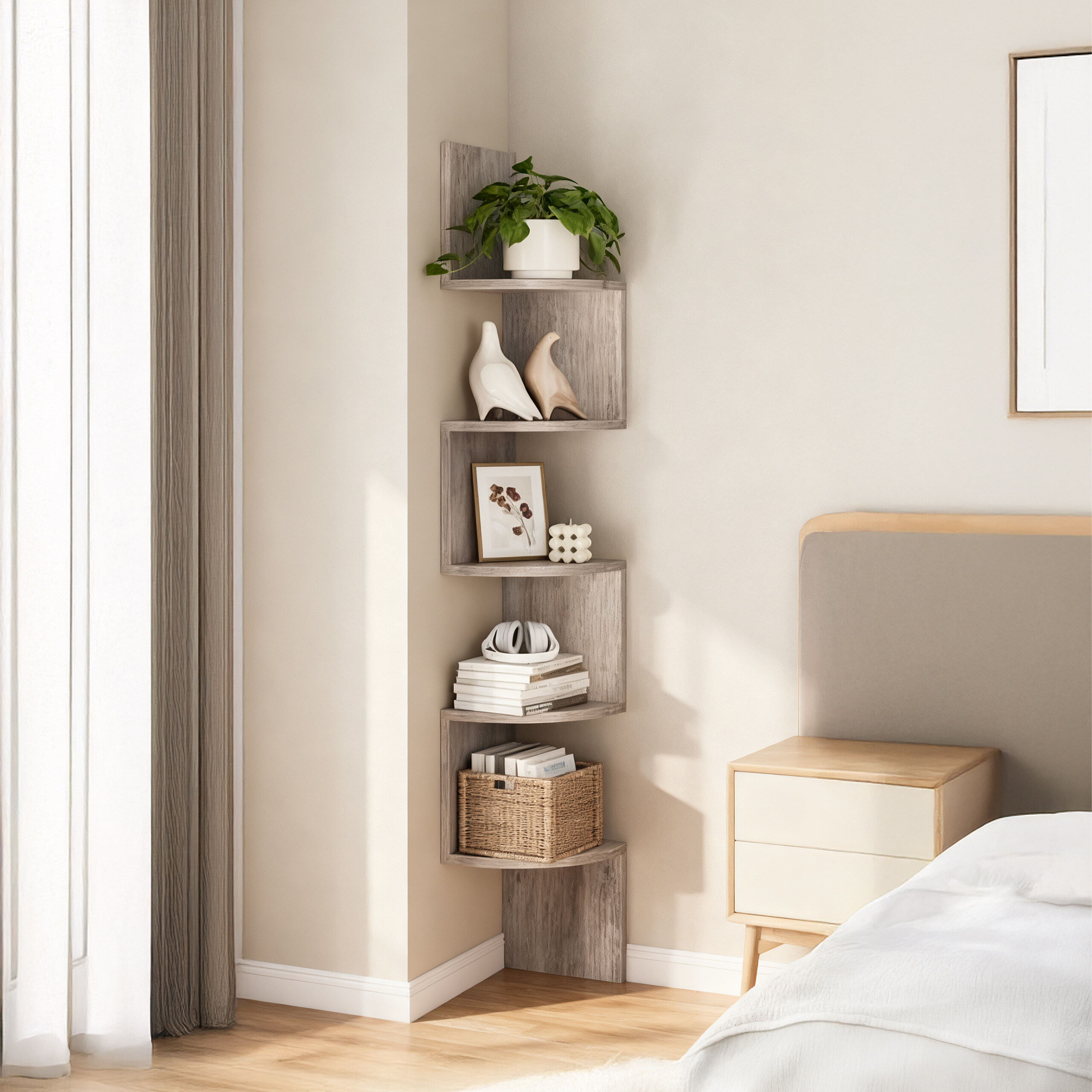 Eckregaleinheit in Holzoptik im Schlafzimmer mit Dekor, Pflanzen und Büchern.