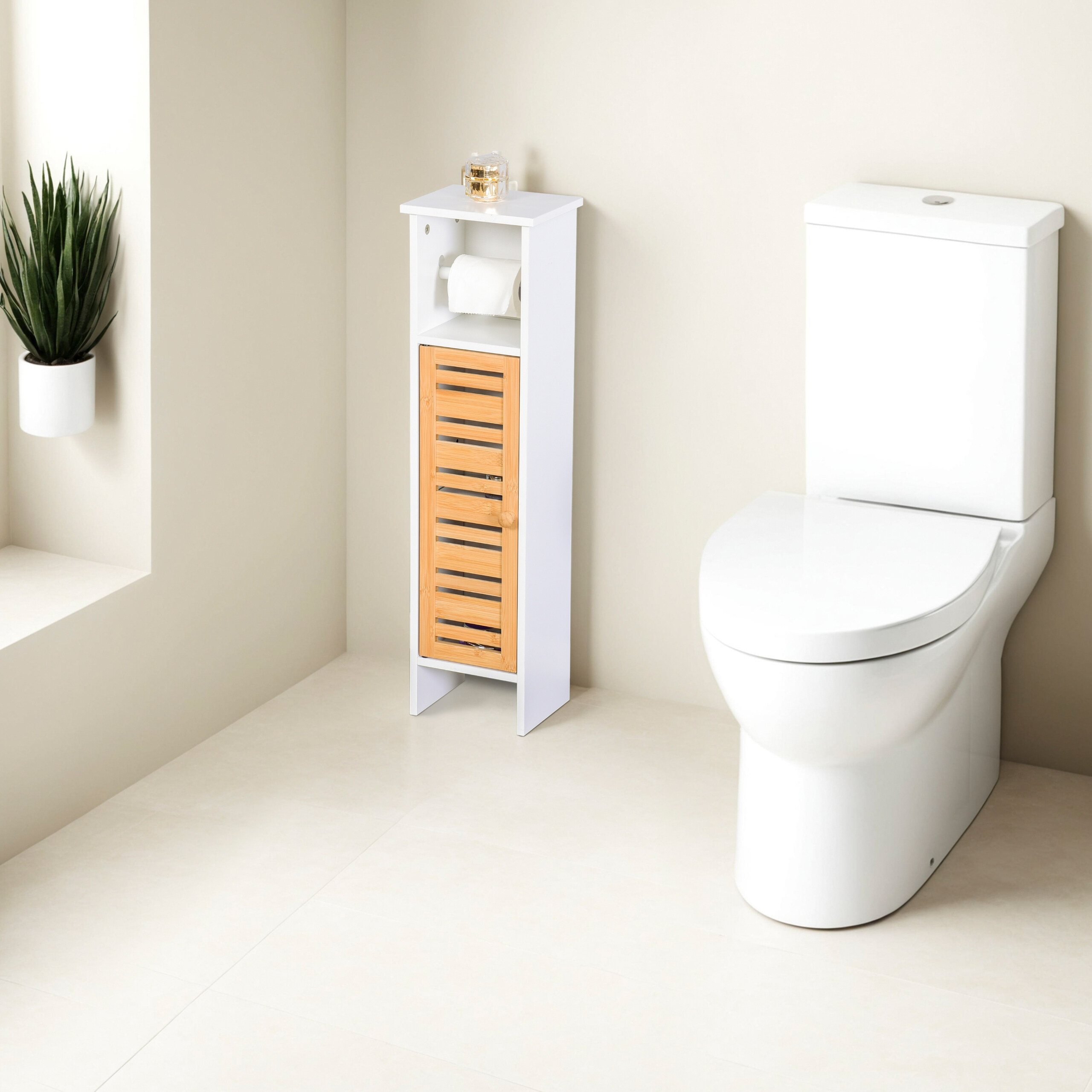 Ein weißes Badezimmer mit Toilettenpapierhalter, Holzschrank und weißer Toilette.
