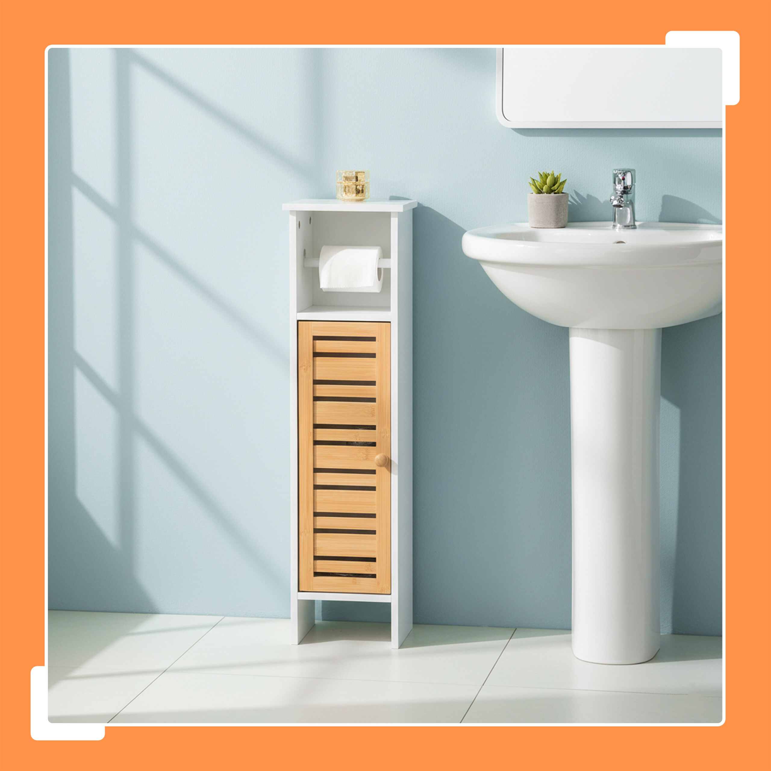 Ein weiß-brauner Badschrank steht neben einem weißen Waschbecken vor einer hellblauen Wand.