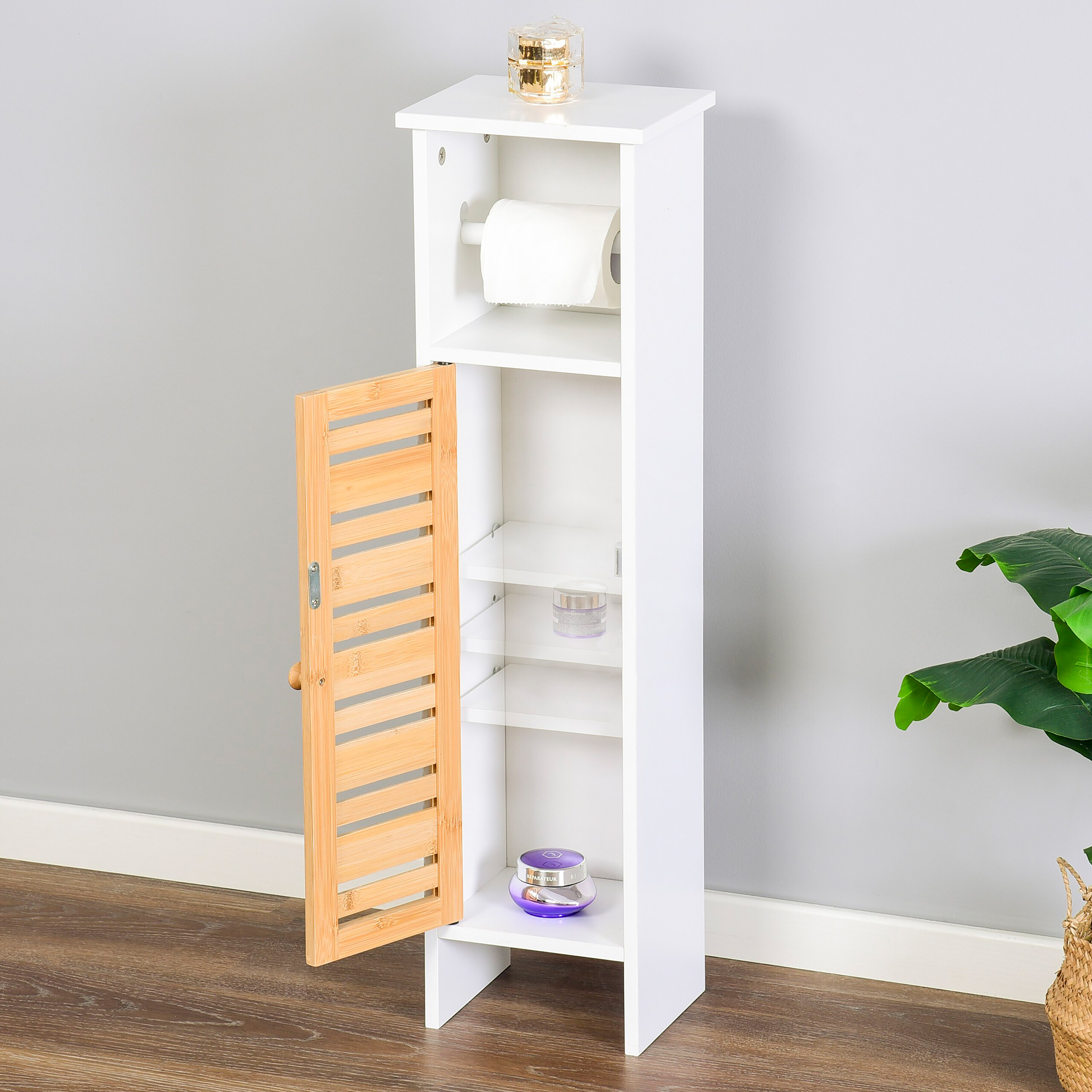 Hoher weißer Badschrank mit Lamellentür, Toilettenpapierhalter und offenen Regalen vor einer grauen Wand.