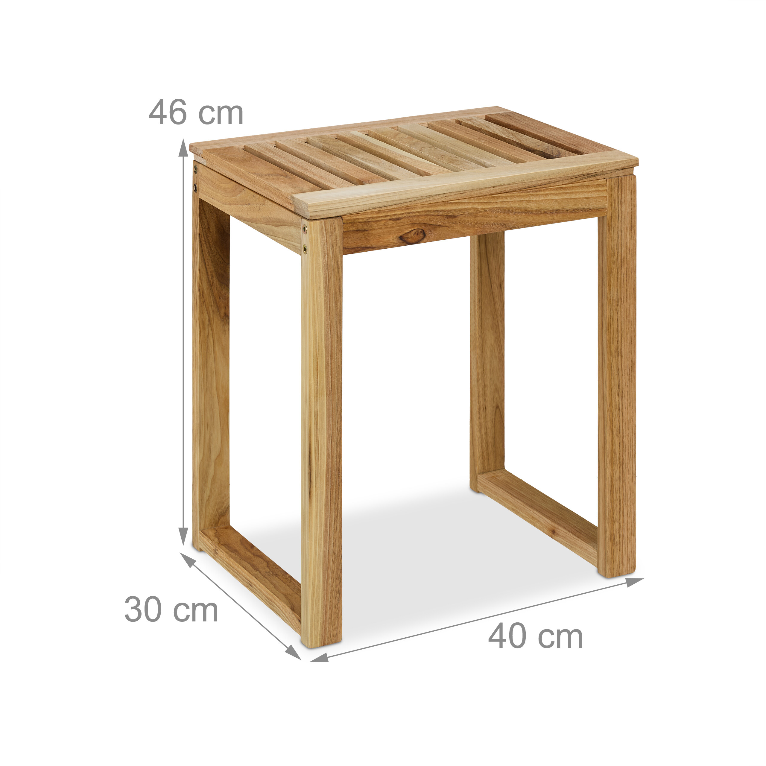Ein hölzerner Hocker mit Maßen: 46 cm Höhe, 40 cm Breite und 30 cm Tiefe auf weißem Grund.