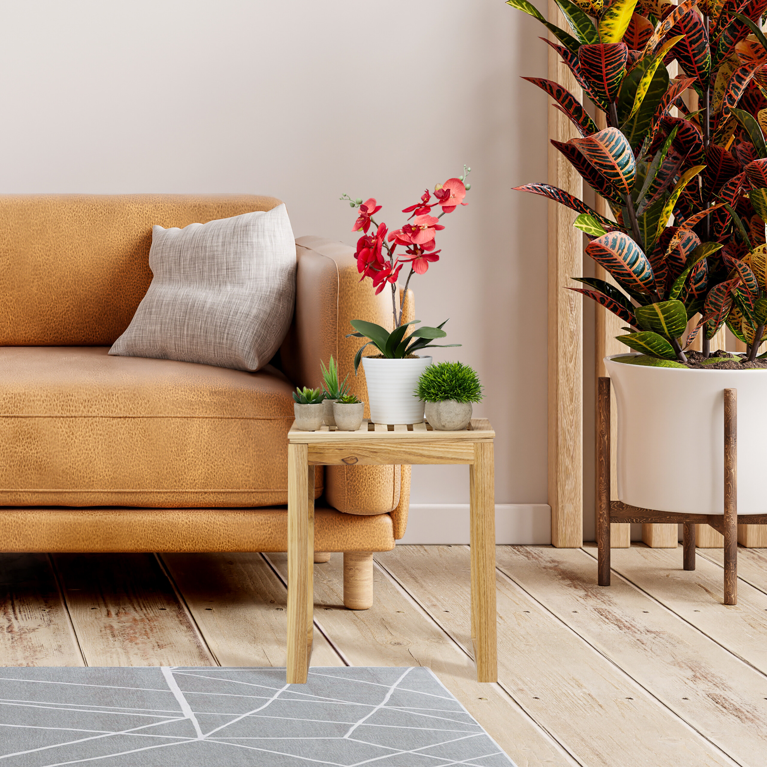 Ein gelbes Sofa mit Kissen steht neben einem kleinen Holztisch mit Pflanzen und einer großen Topfpflanze.