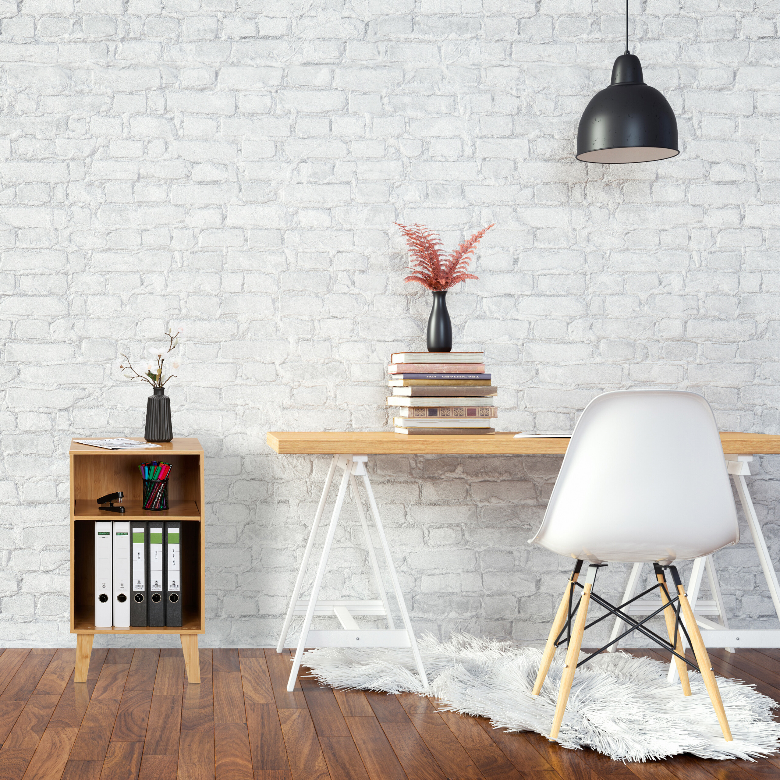 Moderne Arbeitsplatz mit Holztisch, weißem Stuhl, schwarzer Hängeleuchte und weißer Ziegelmauer.