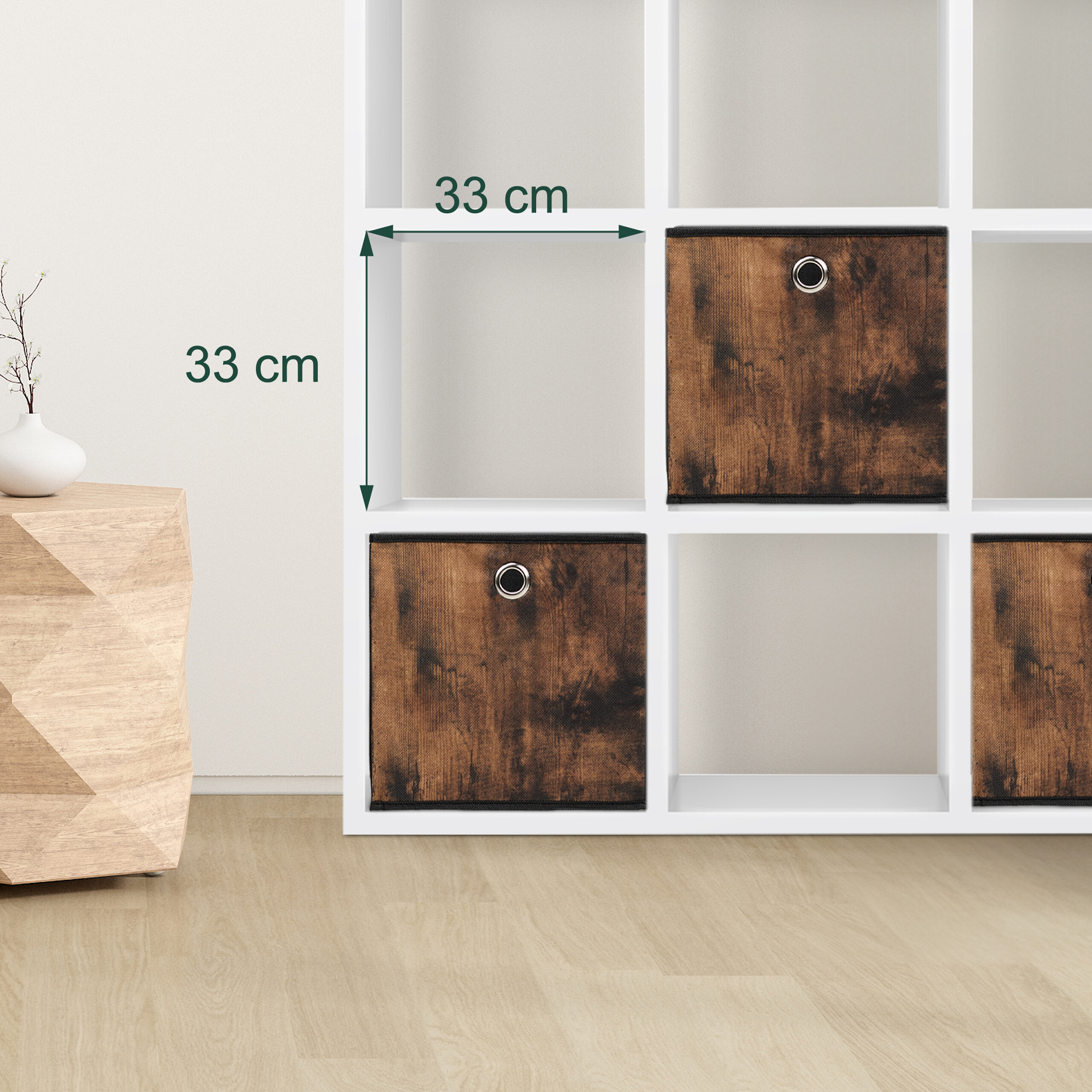 Weißes Regalsystem mit braunen Stoffboxen und Maßen von 33 cm.