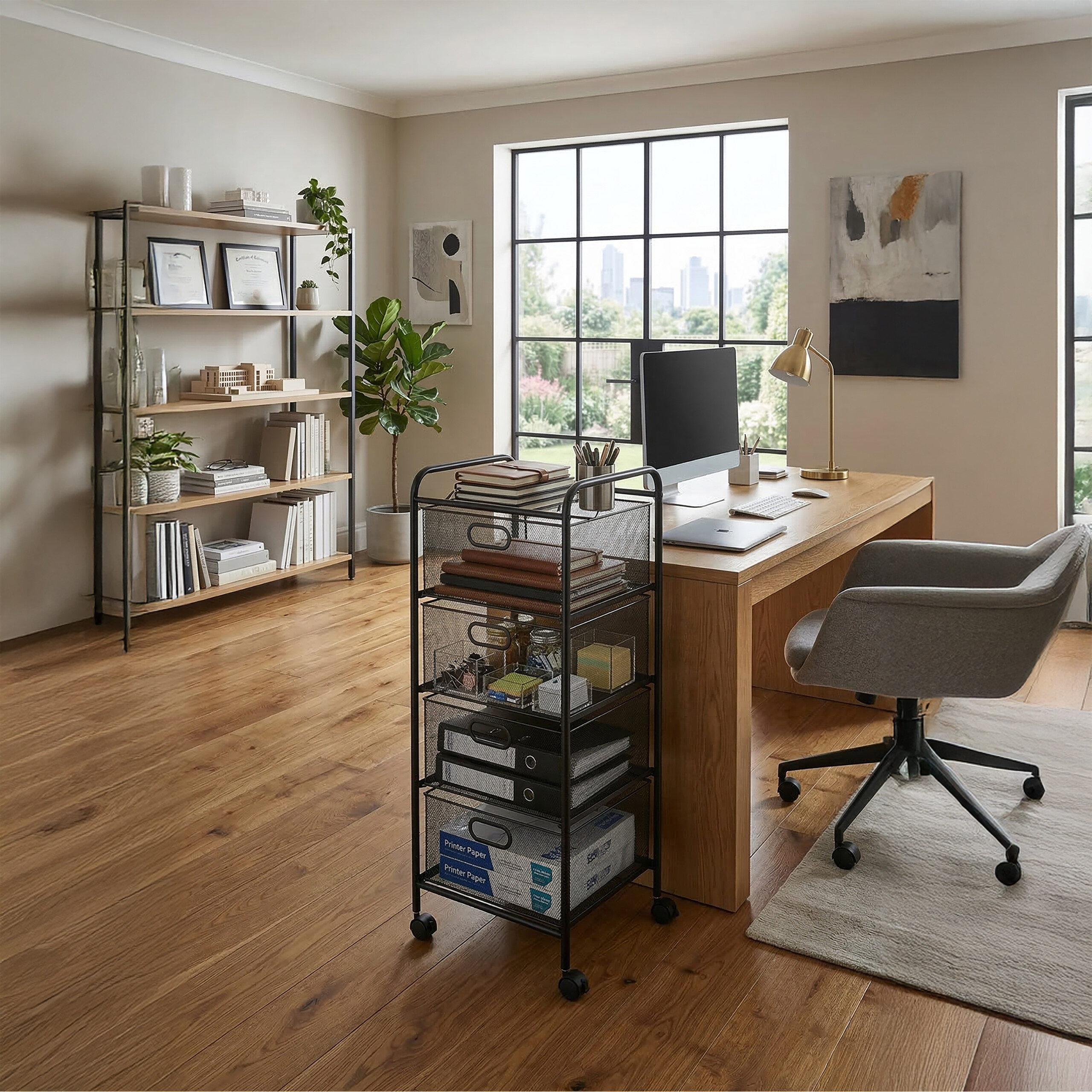 Modernes Arbeitszimmer mit Holzboden, Schreibtisch, Computer, Rollwagen und offener Metallregalwand vor großem Fenster.
