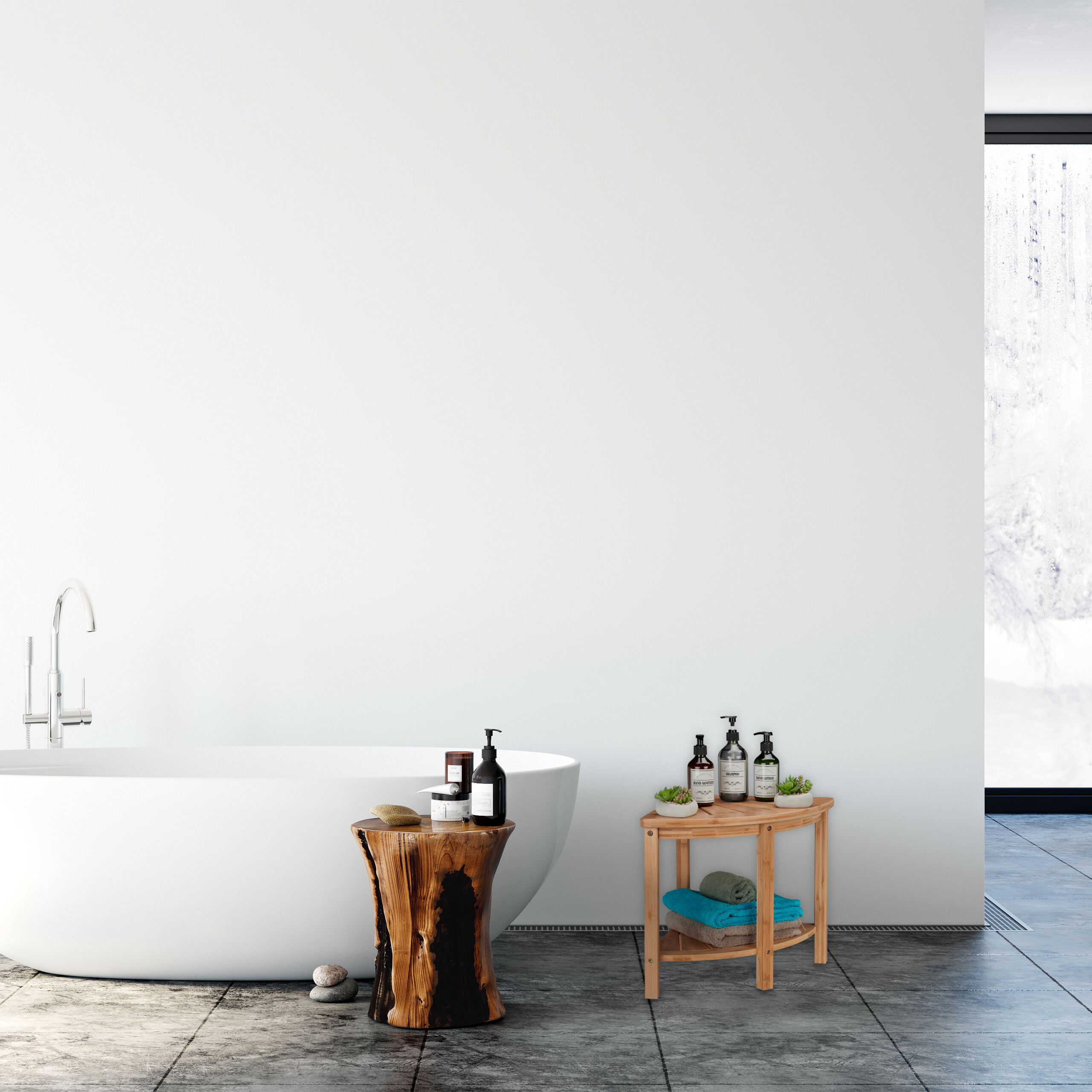 Minimalistisches weißes Badezimmer mit freistehender Wanne, Holzhocker, grauen Fliesenböden und großen Fenstern.