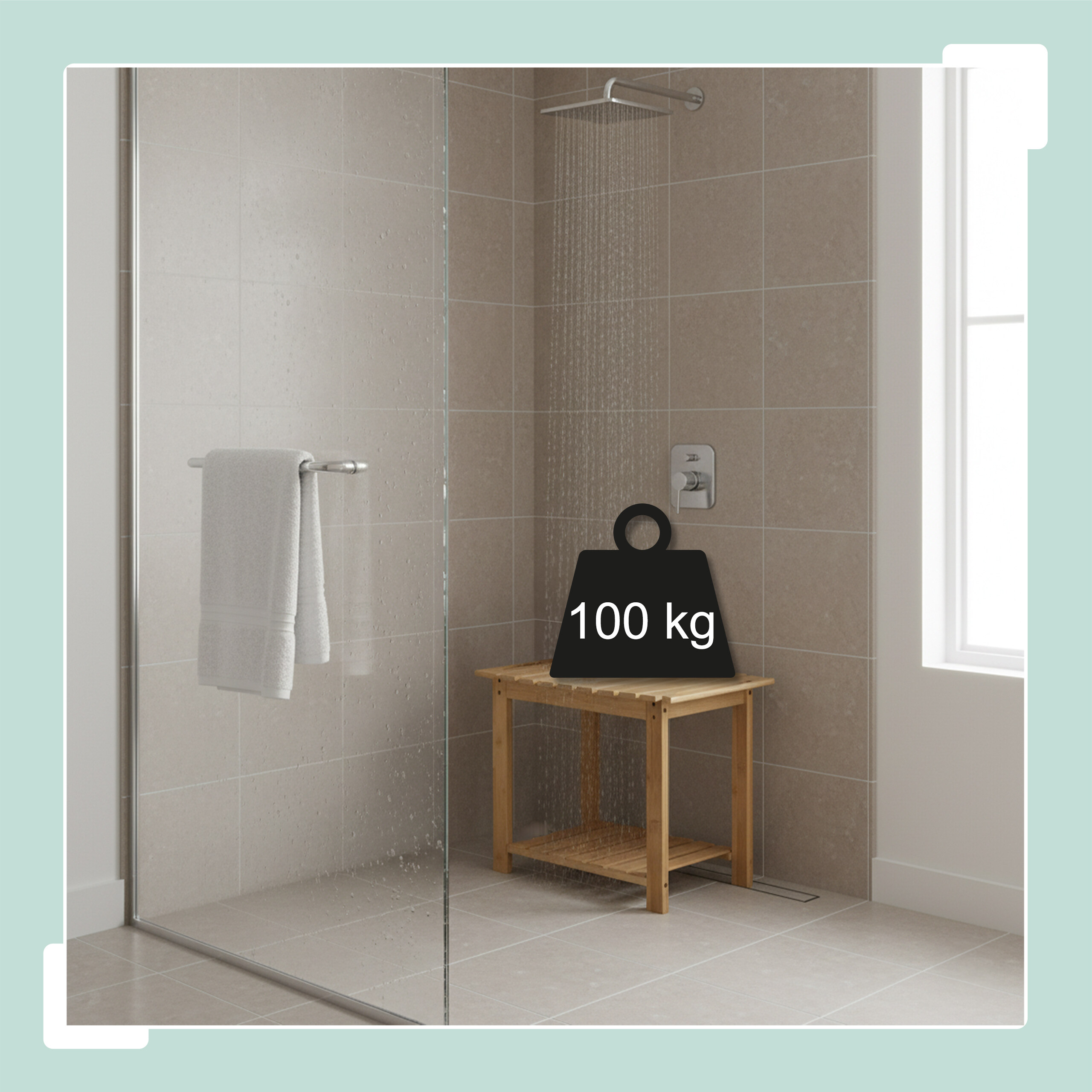 Holzbank in einer gefliesten Dusche unter laufendem Wasser, mit einem 100 kg Gewichtssymbol.