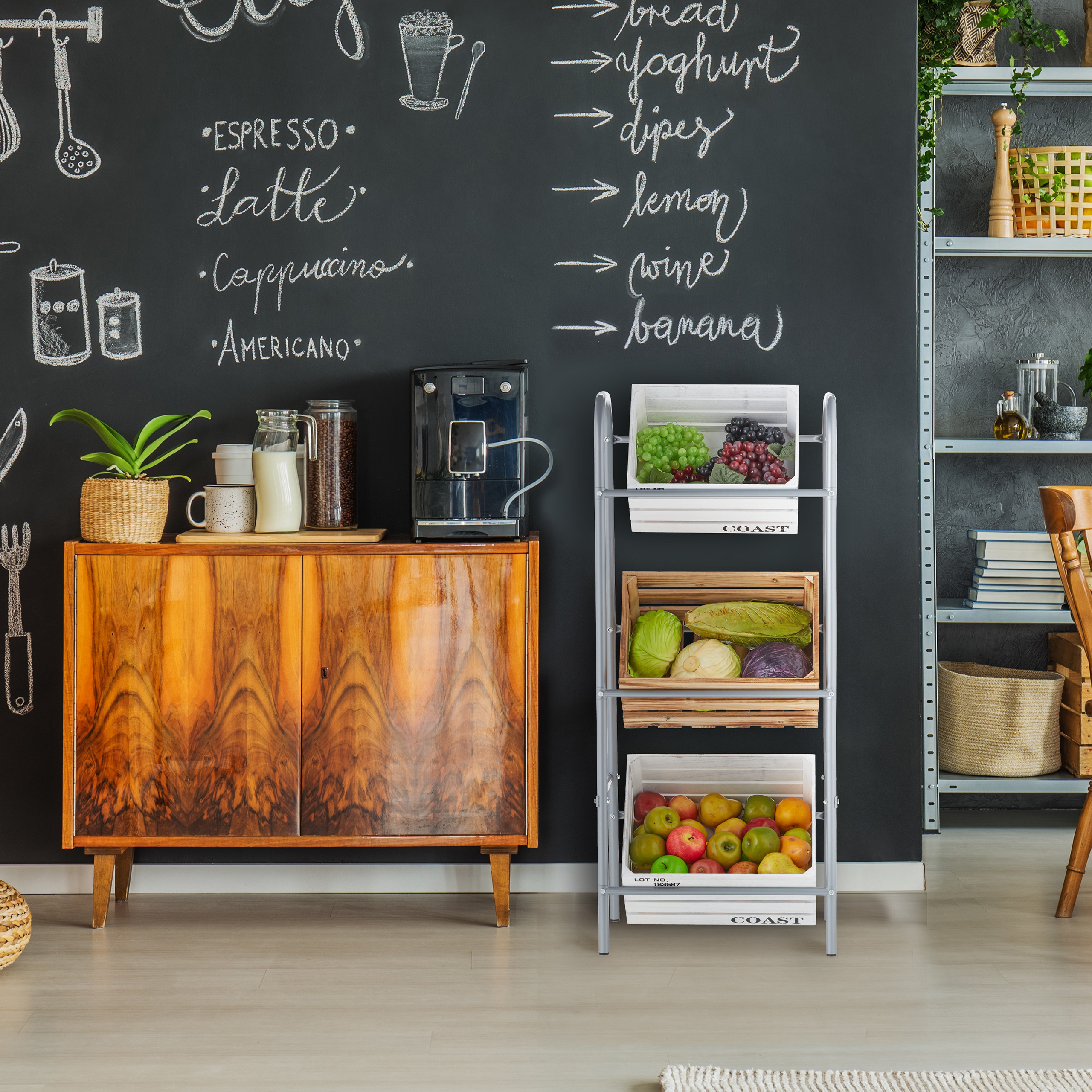 Schwarze Wand mit Kreidezeichnungen, Holzkasten und Kaffeemaschine auf einem Schrank.