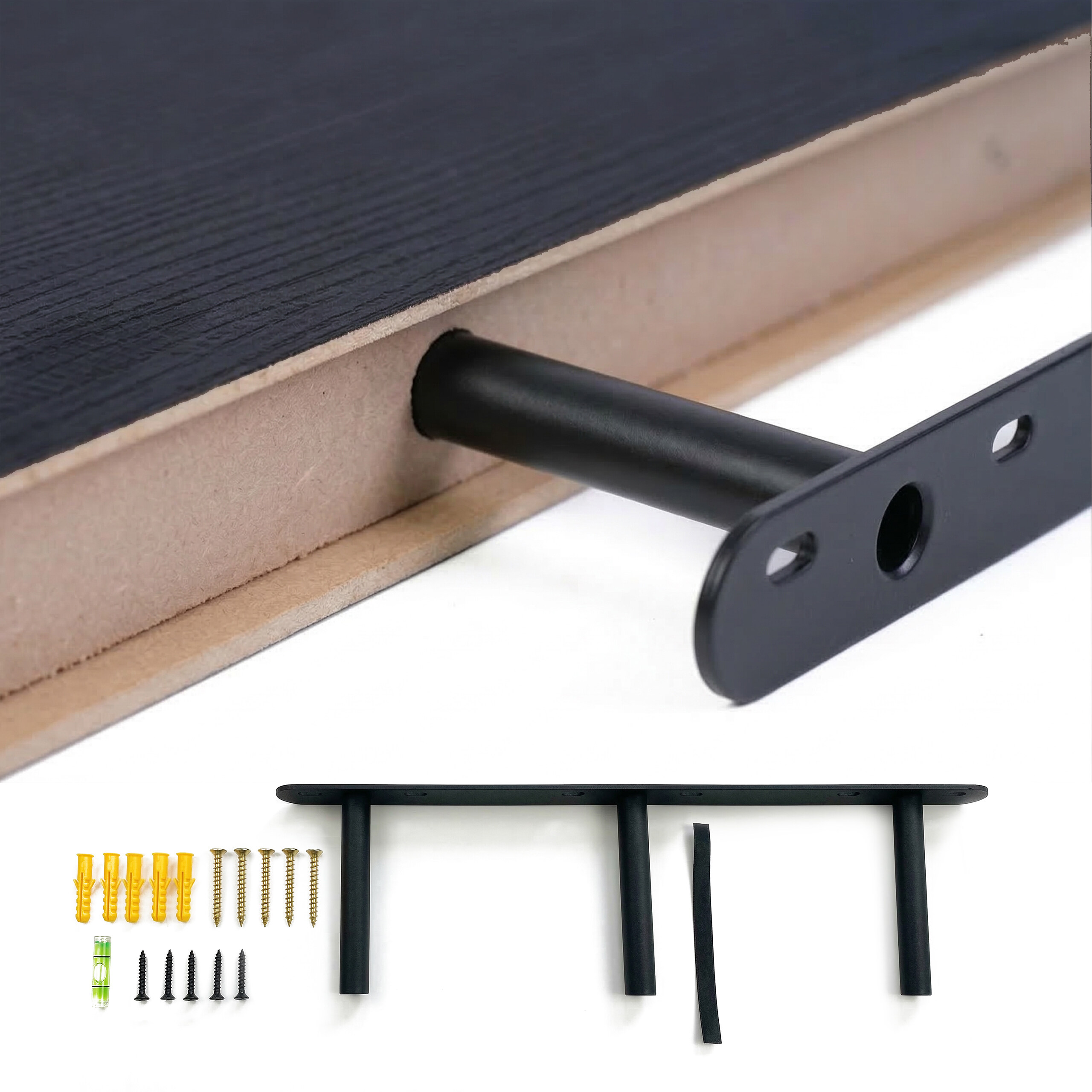 Schwarze Regalhalterung mit Stab in Holzboden gesteckt, plus Montagematerial unten.