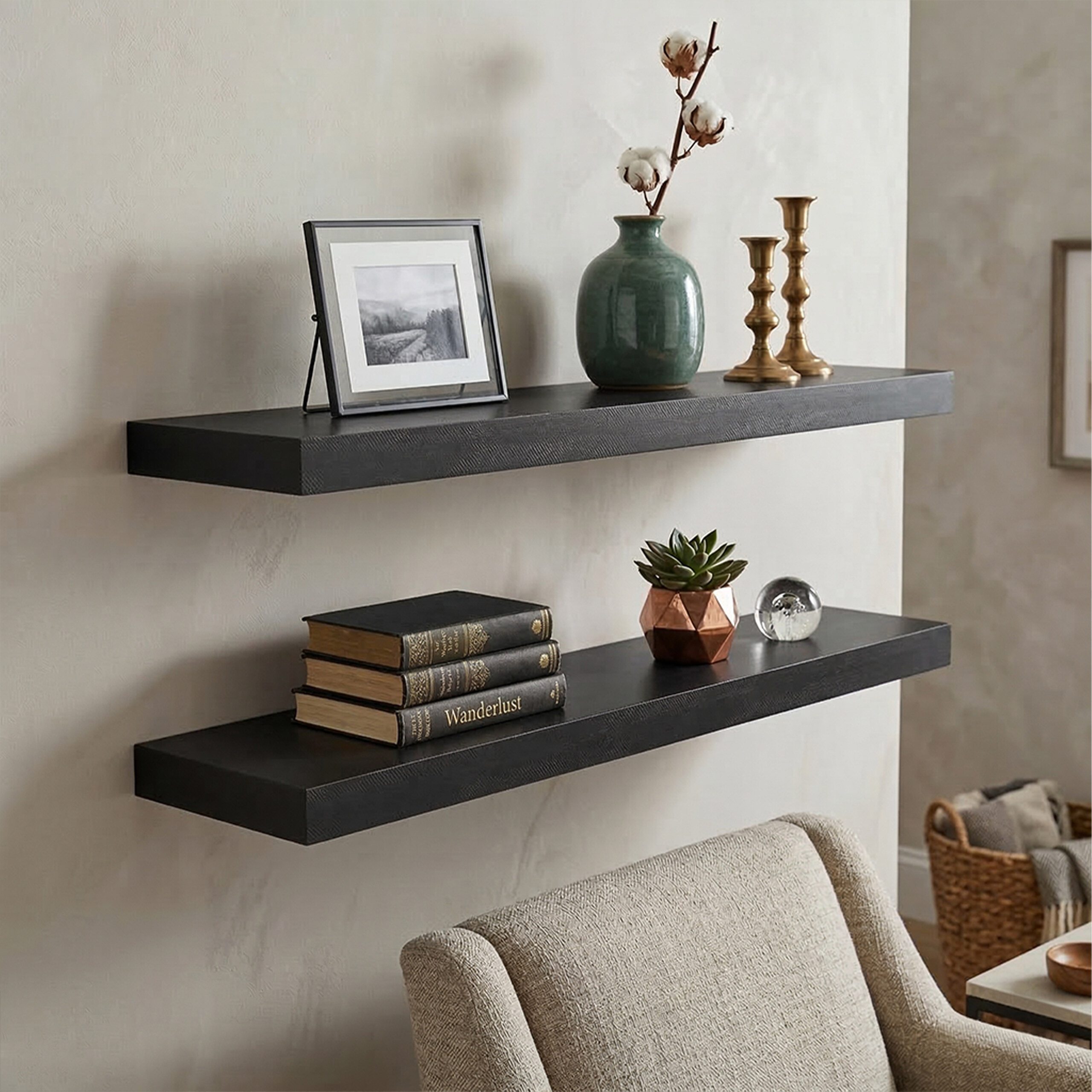 Zwei schwarze Regale an einer hellen Wand mit Bilderrahmen, Vasen, Kerzenständern, Büchern und einer Sukkulente.