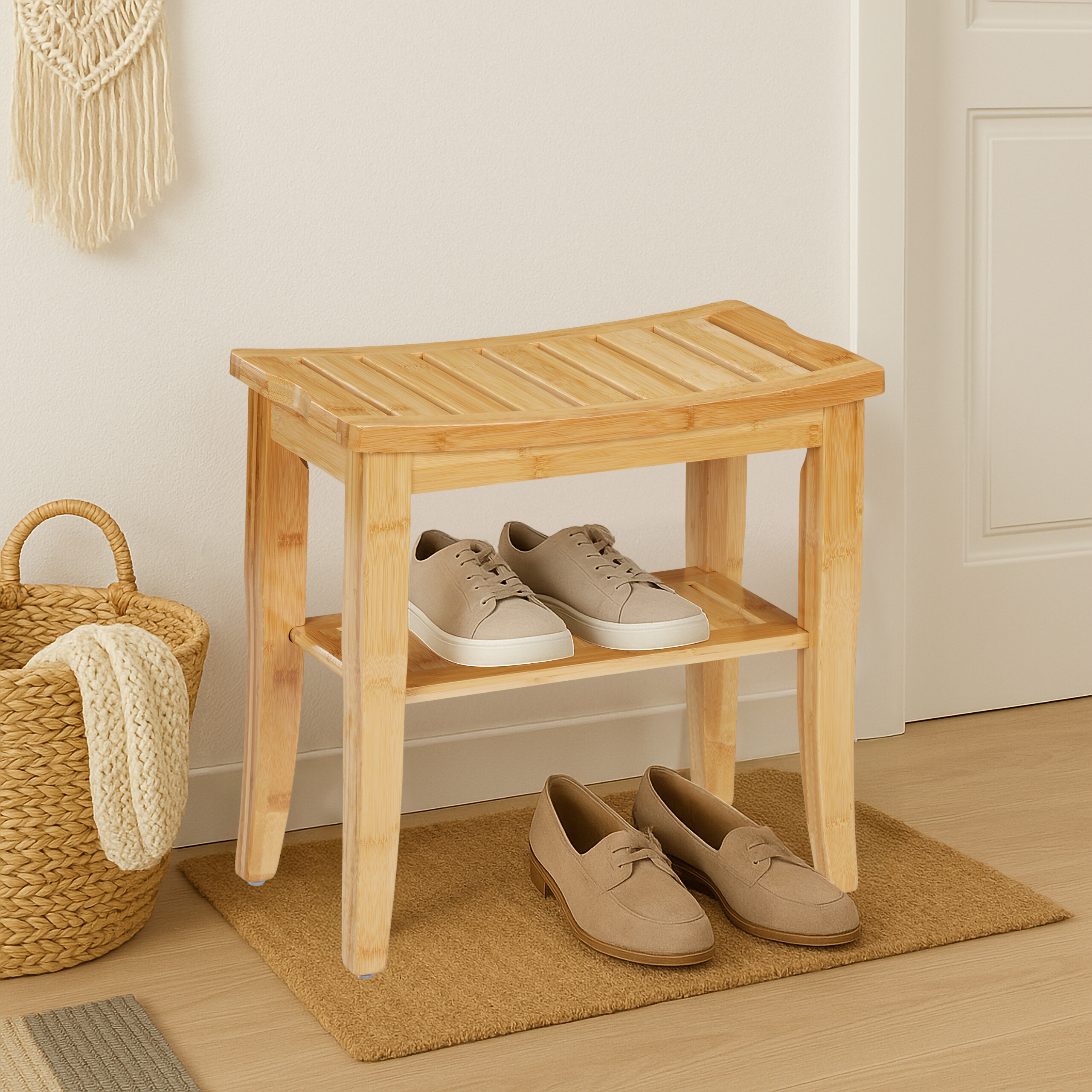 Eine Schuhbank aus Holz hält Turnschuhe im Regal und Slipper auf der Matte darunter.