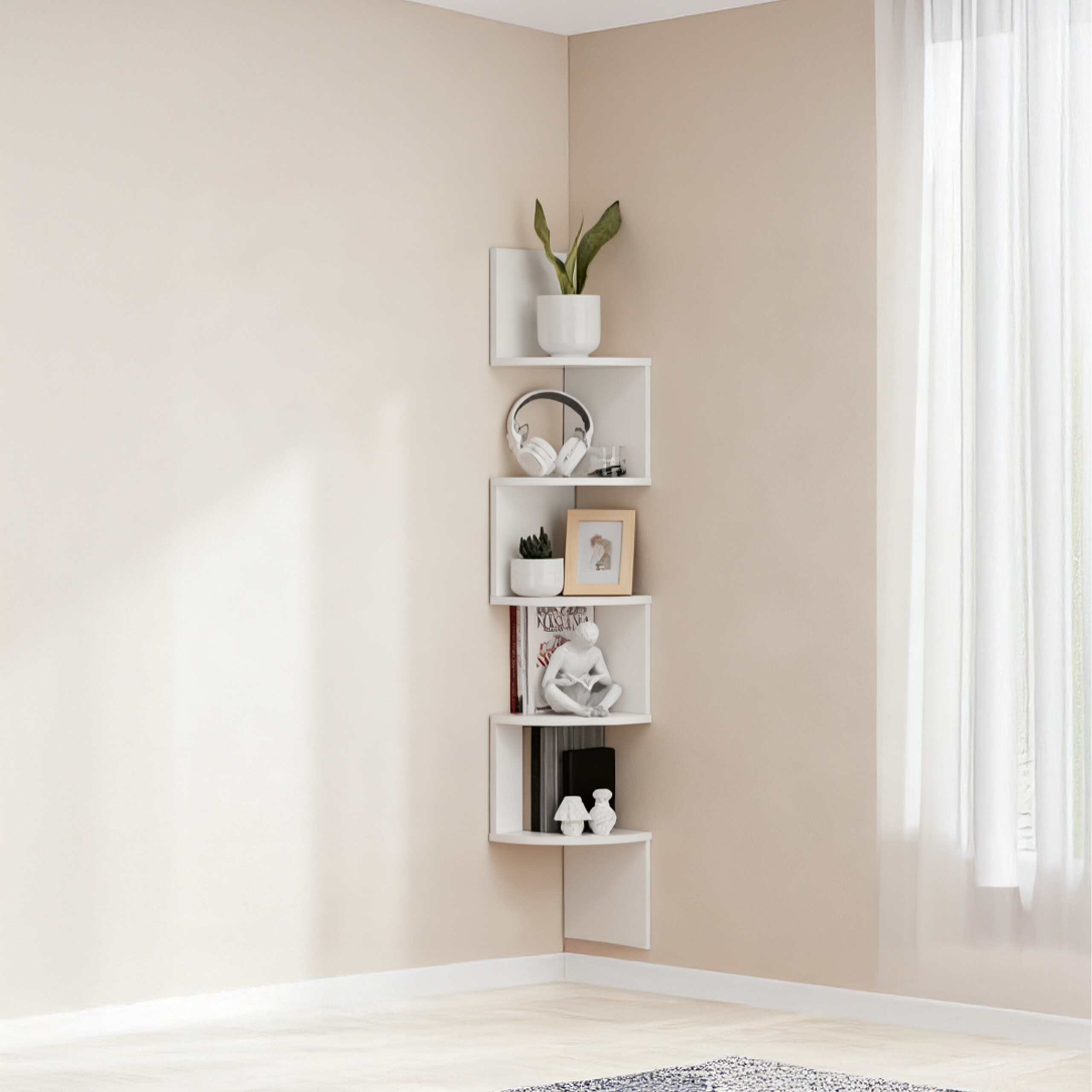 Ein weißes Eckregal an einer beigen Wand mit Pflanzen, Kopfhörern, Büchern und Dekoartikeln.