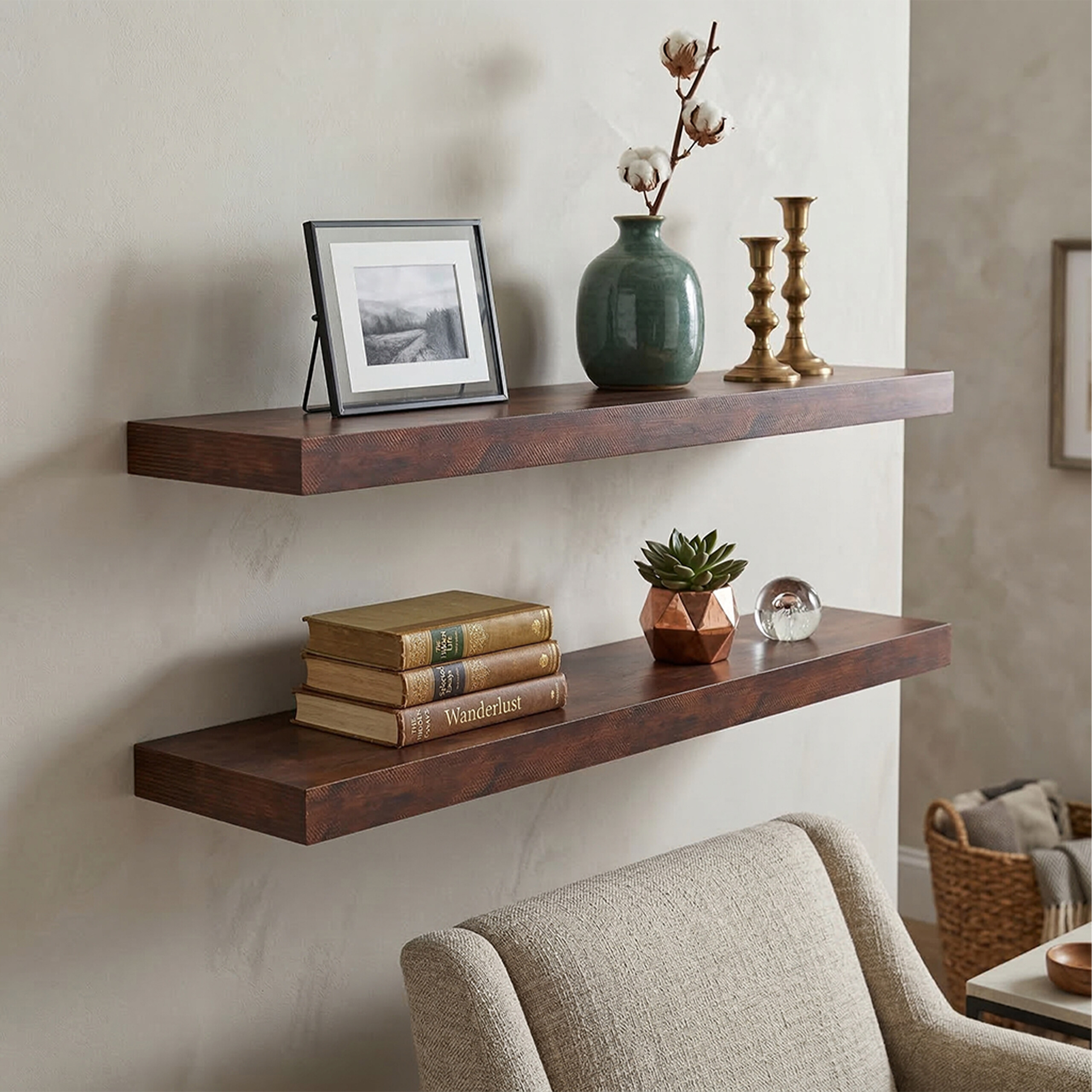 Zwei Holzwandregale mit dekorativen Gegenständen, Büchern und einer Vase an einer hellen Wand.