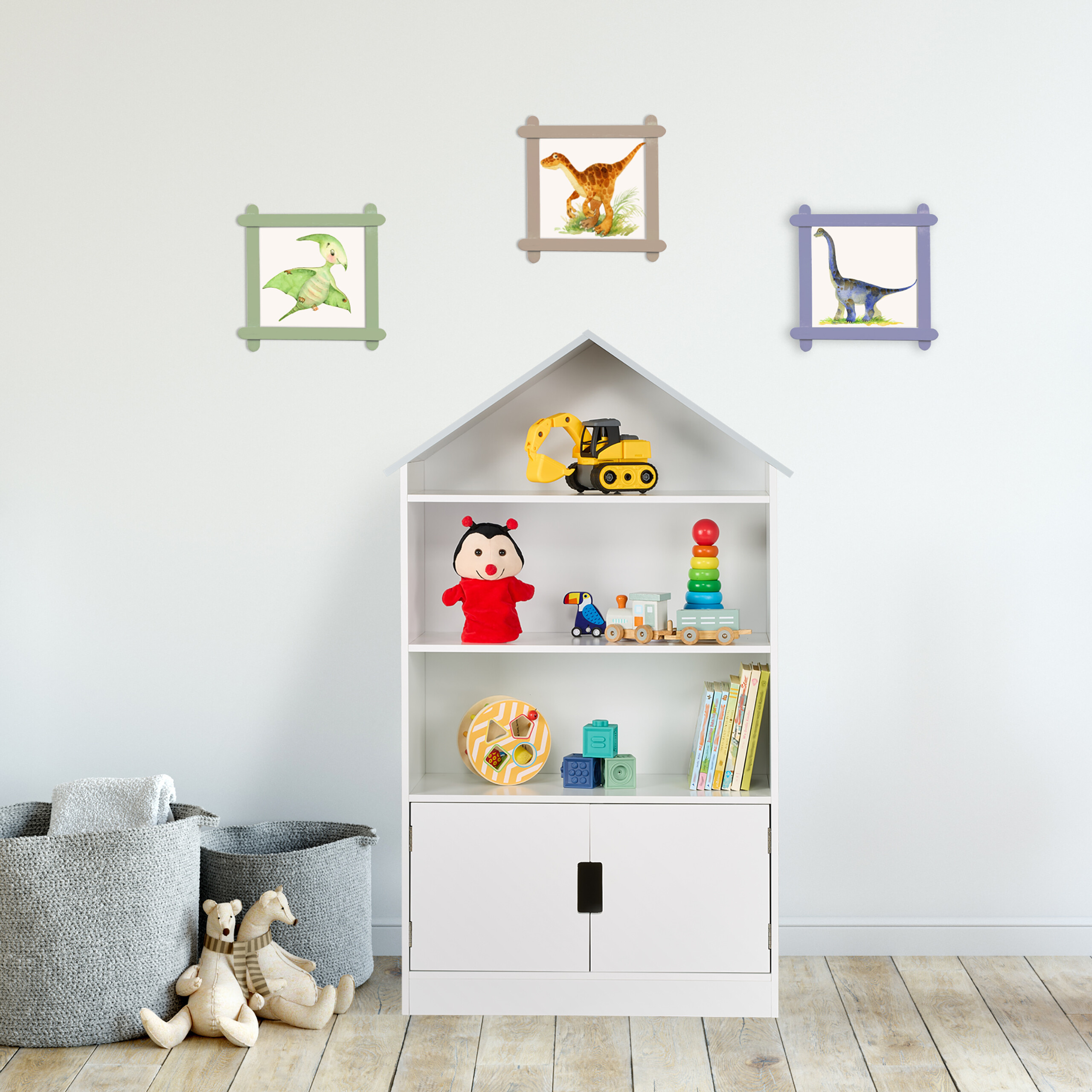 Ein weißes hausförmiges Regal mit Spielzeug, Kisten und Dinosaurierbildern an der Wand.
