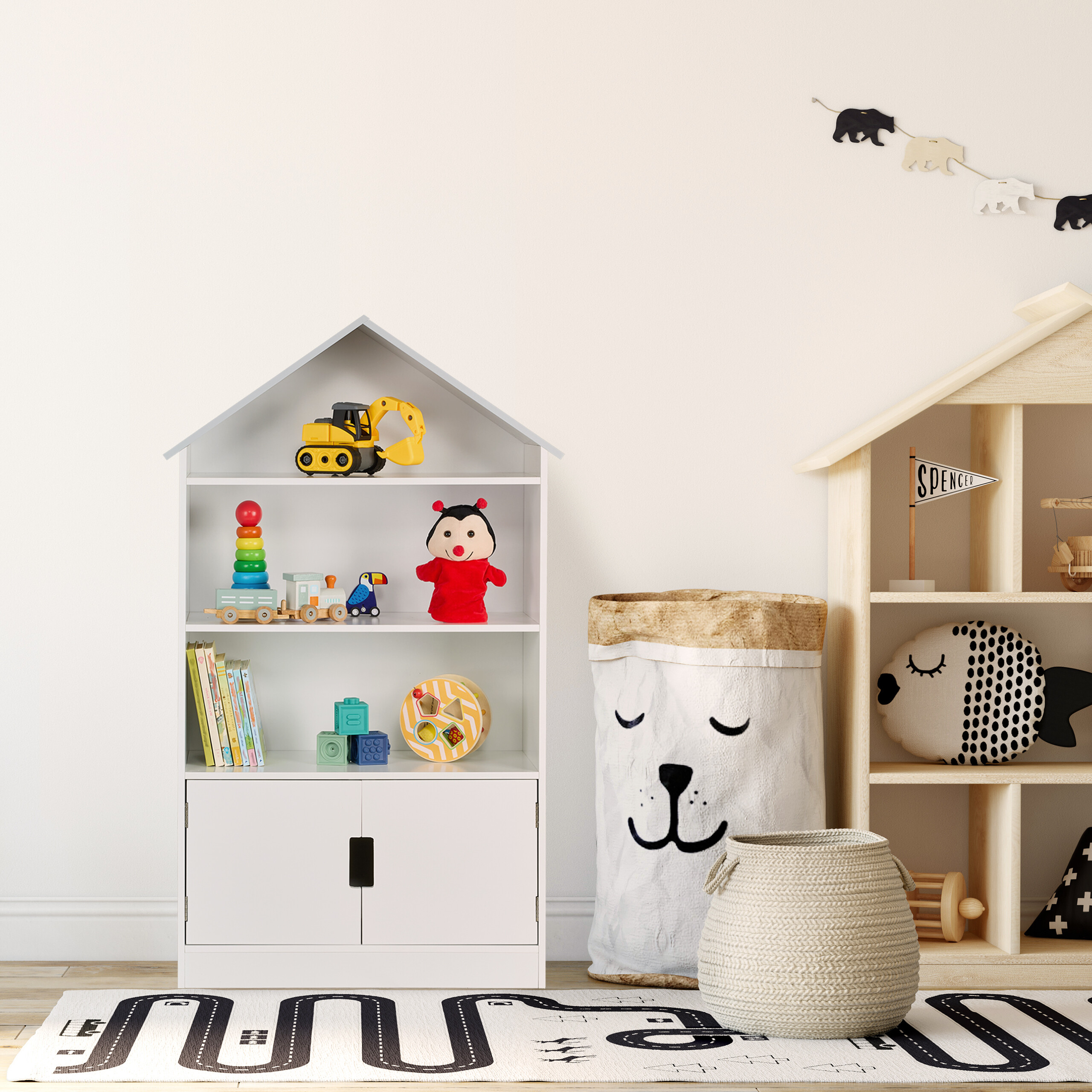 Kinderzimmer mit weißem Hausregal voller Spielzeug, Holzlagerregal, Bärensack und Straßenteppich.