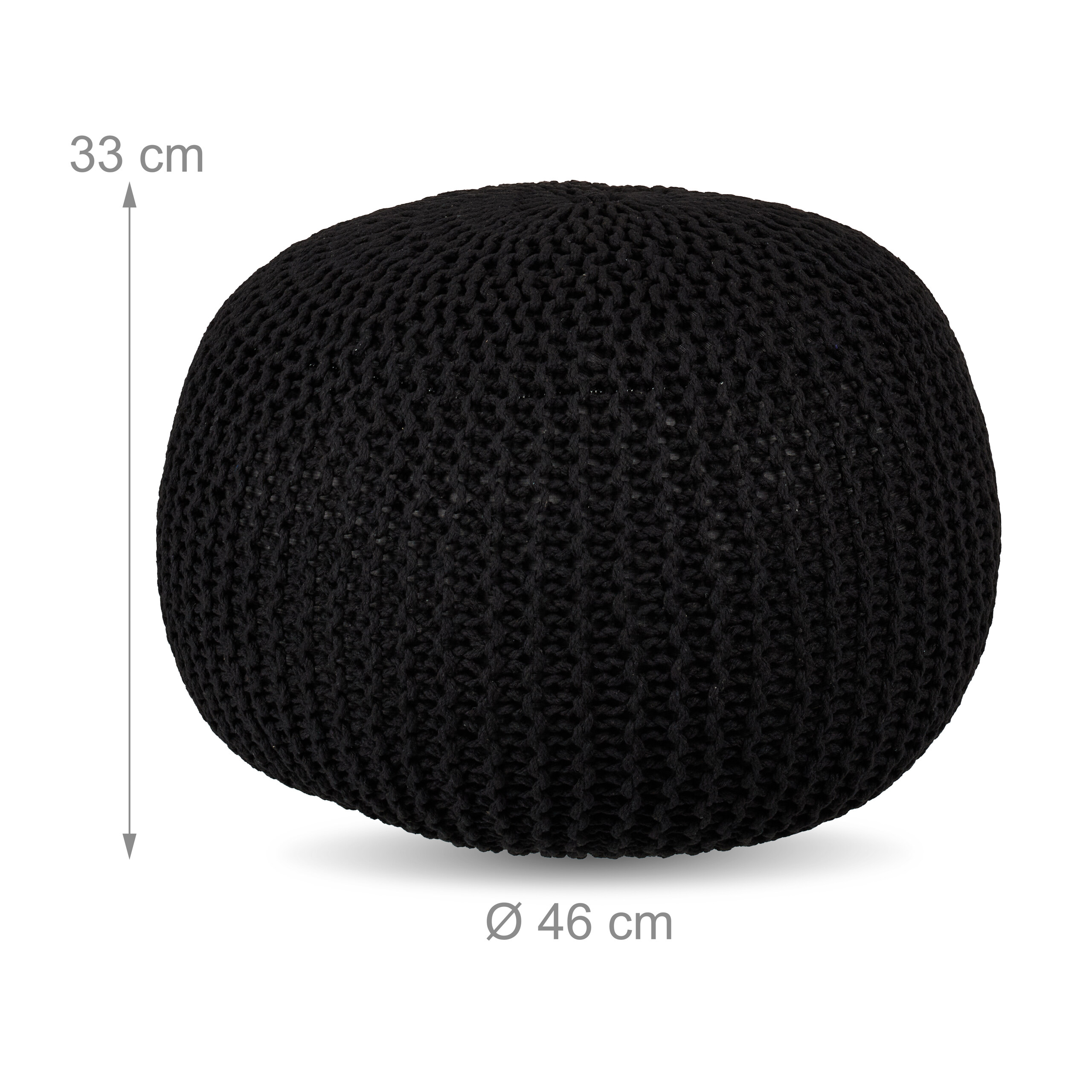Ein runder, schwarzer Strickpouf mit den Maßen 33 cm Höhe und 46 cm Durchmesser vor weißem Hintergrund.