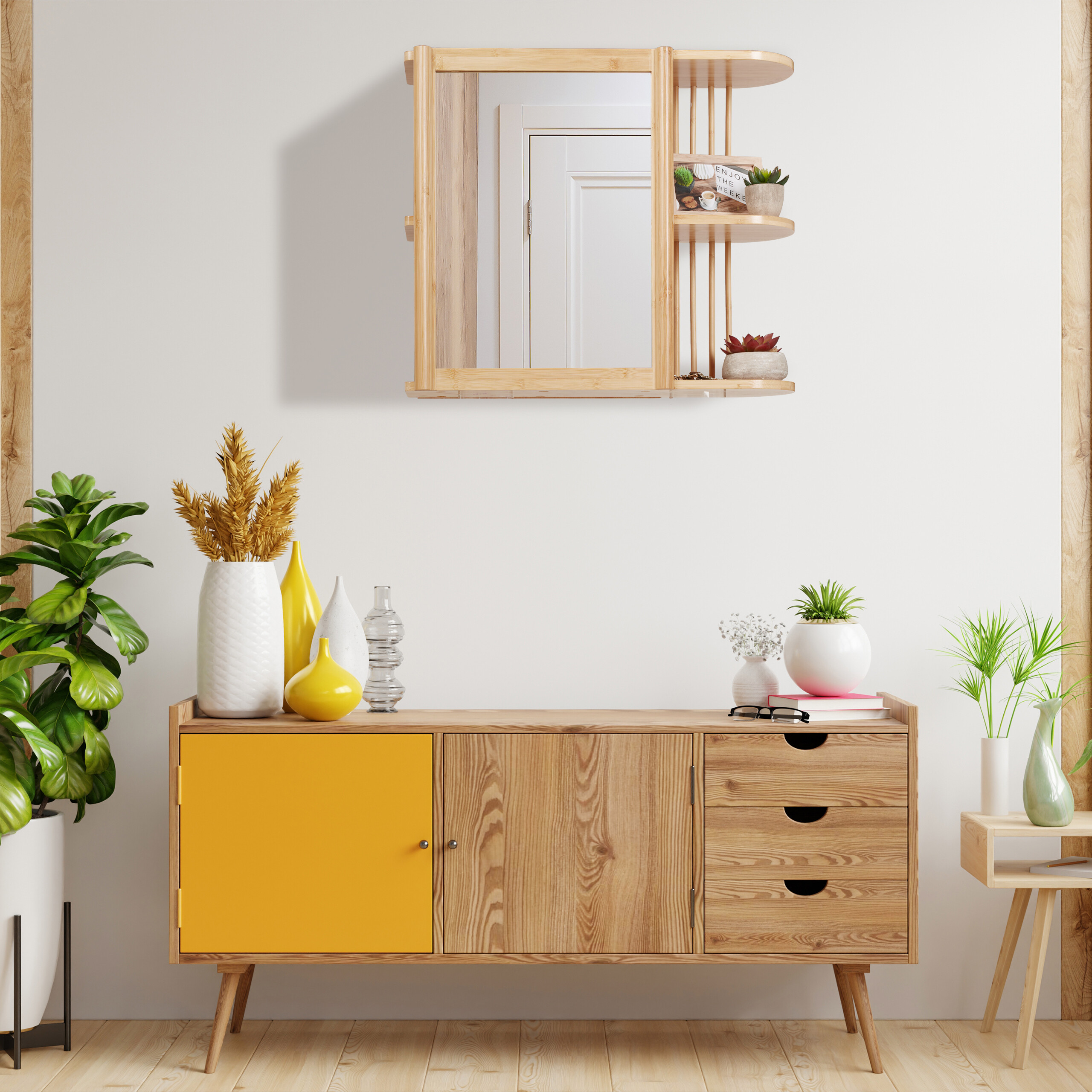 Ein Holzschrank mit gelben Türen, Vasen, Pflanzen und einem Spiegel an der Wand in einem hellen Raum.