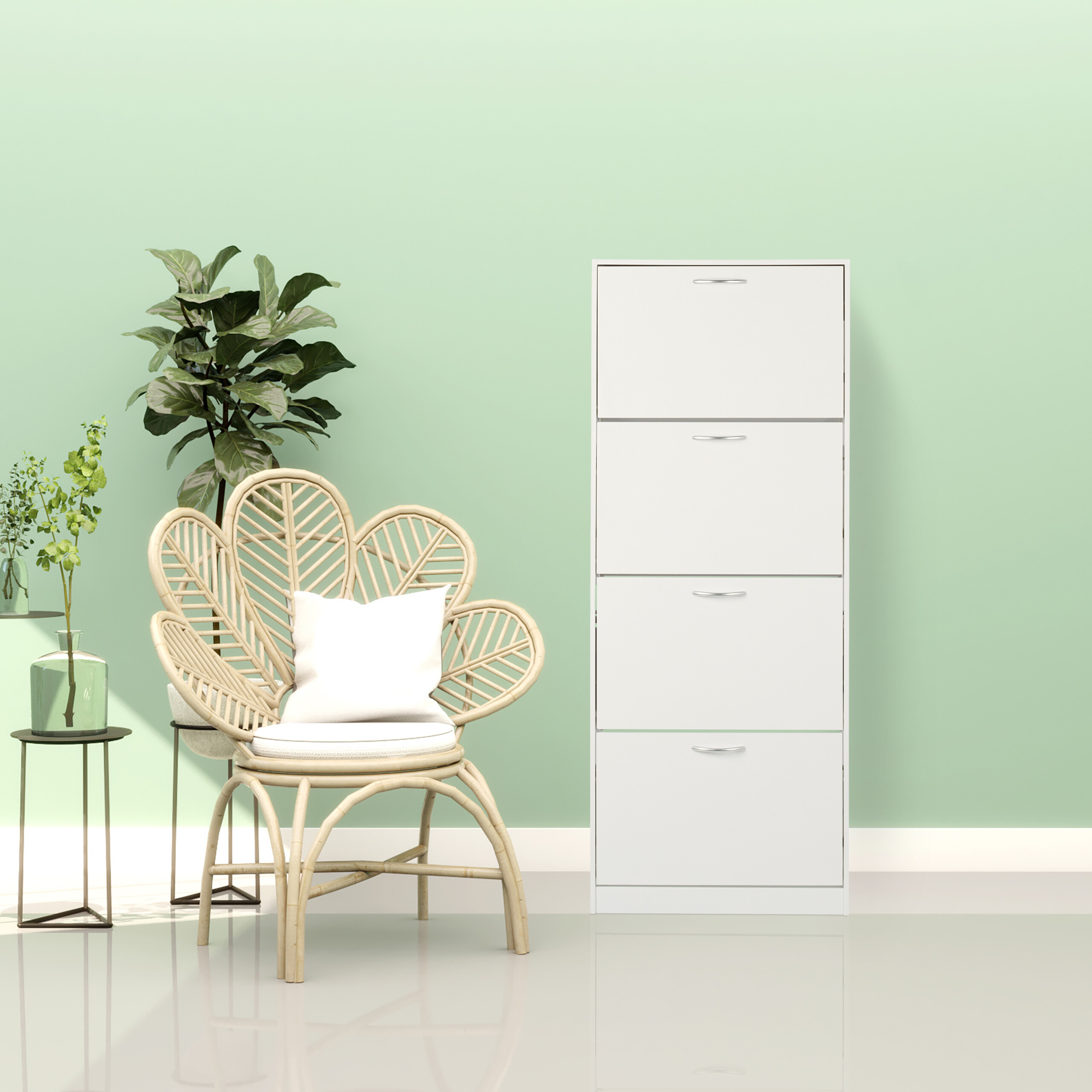 Ein Rattansessel mit Kissen, Pflanzen auf Beistelltischen und ein weißer Aktenschrank vor hellgrüner Wand.