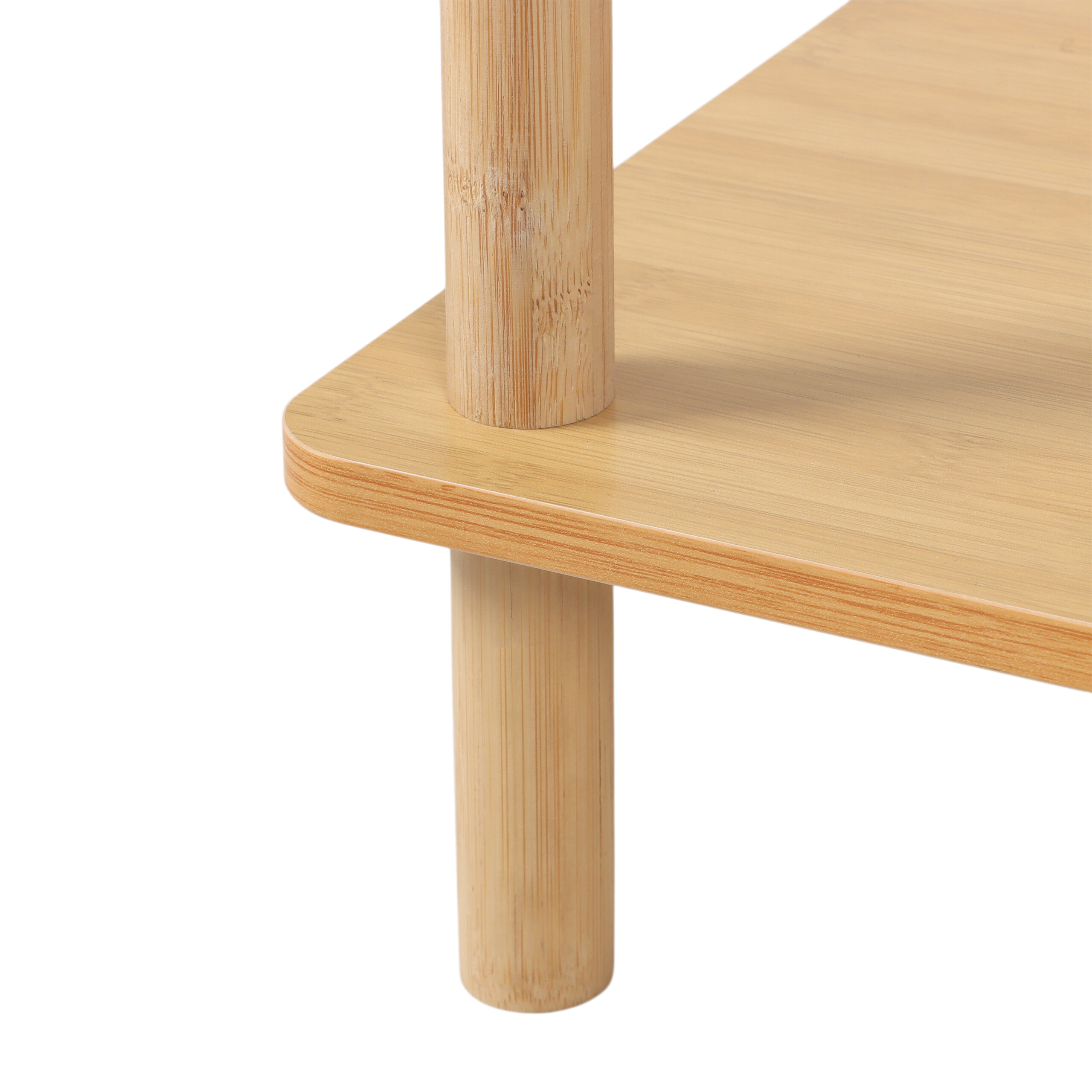 Nahaufnahme eines holzfarbenen Regals mit runden Pfosten und flacher Ablage auf weißem Hintergrund.
