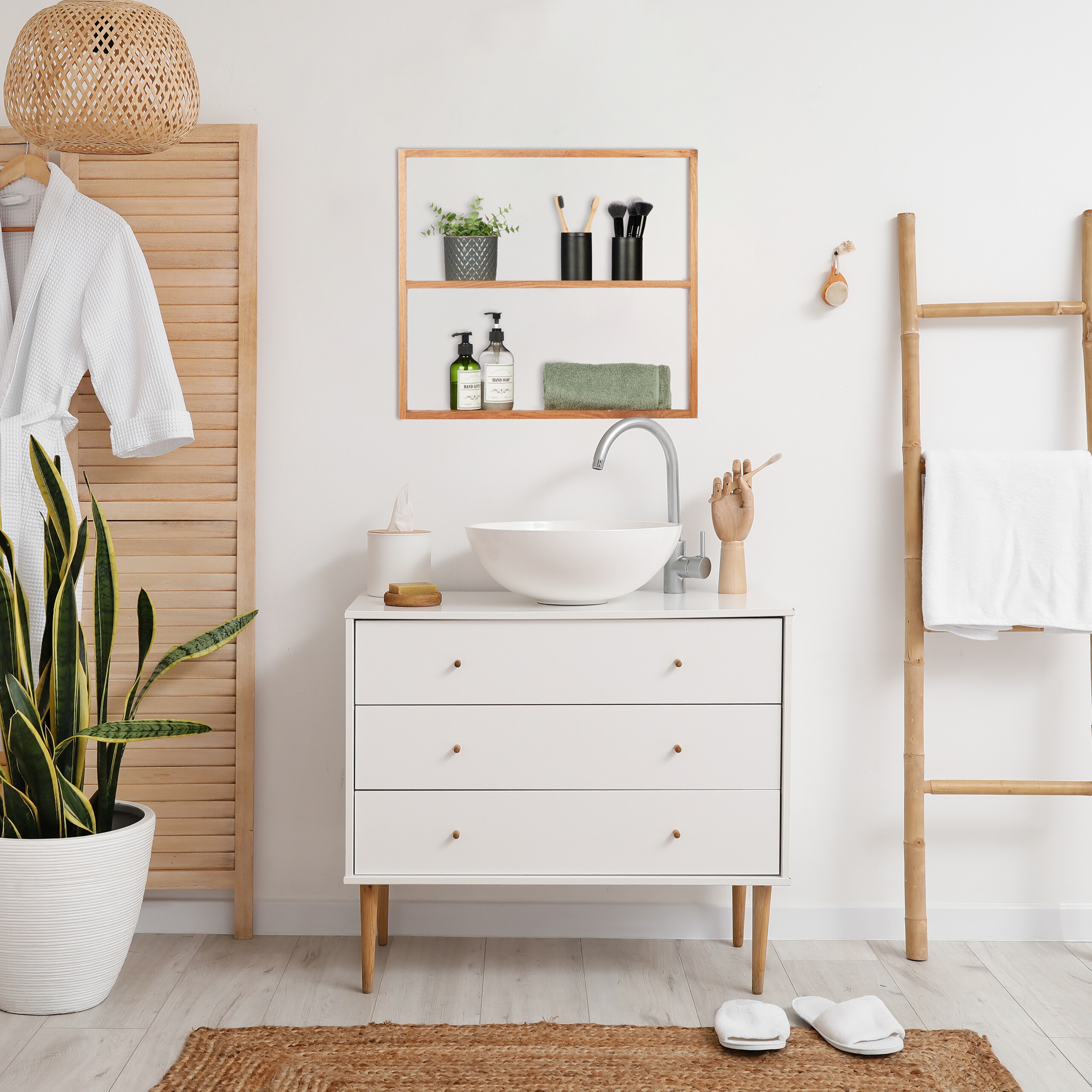 Modernes weißes Badezimmer mit Waschbecken, Holzelementen und Regalen mit Toilettenartikeln.