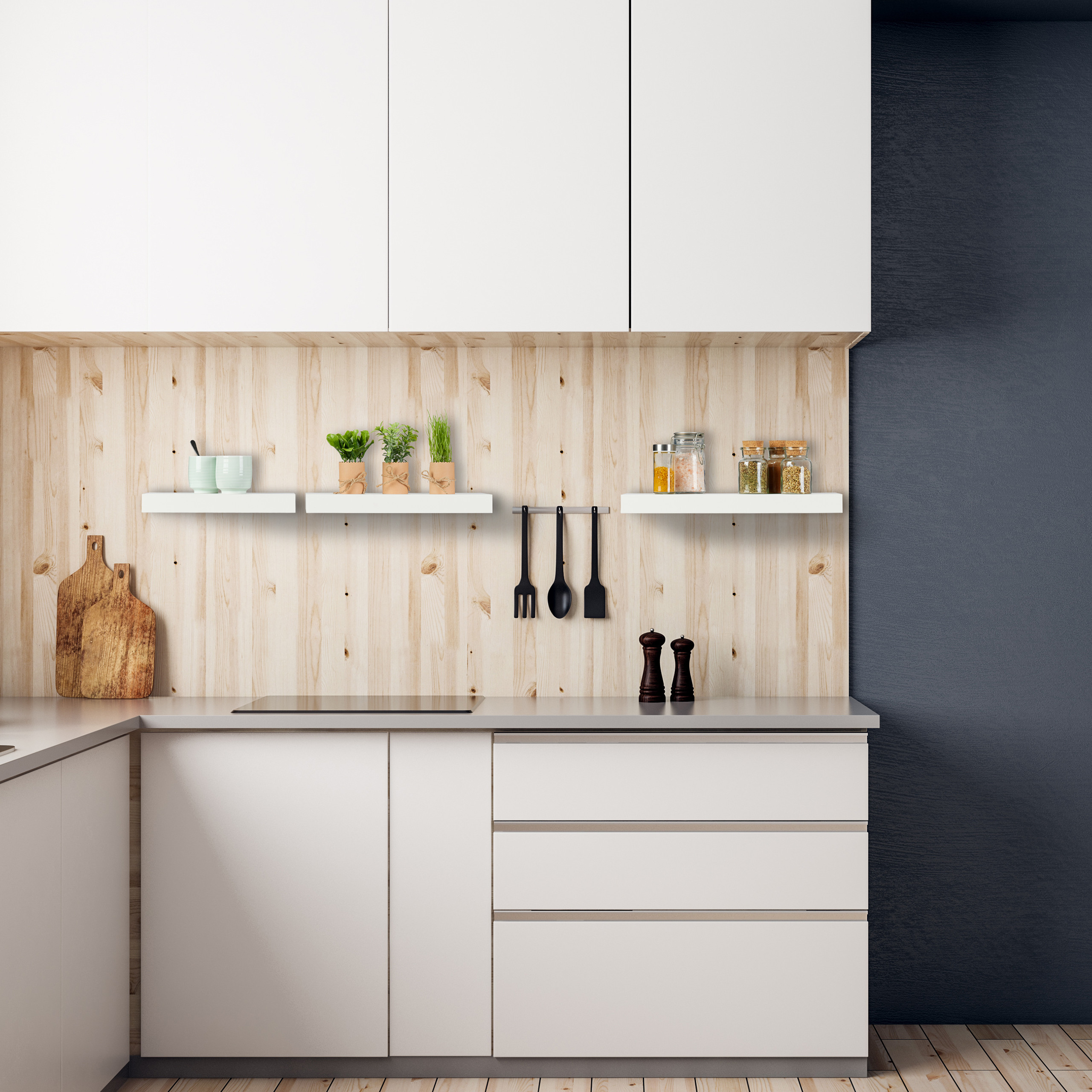 Moderne Küche mit weißen Schränken, Holzrückwand, weißen Regalen mit Pflanzen und Gewürzen sowie schwarzen Kochutensilien.