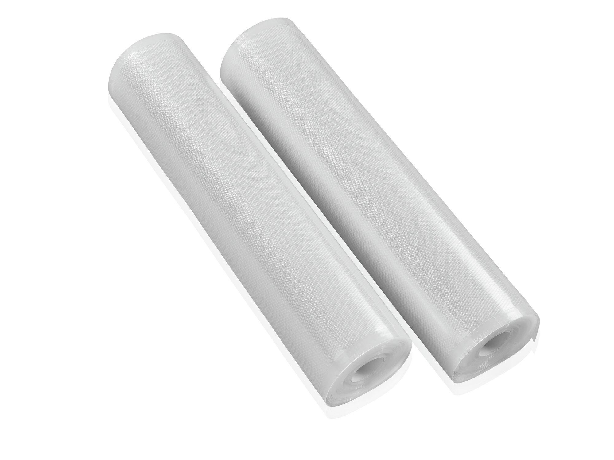 Dos rollos de plástico transparente para envasar al vacío sobre fondo blanco.