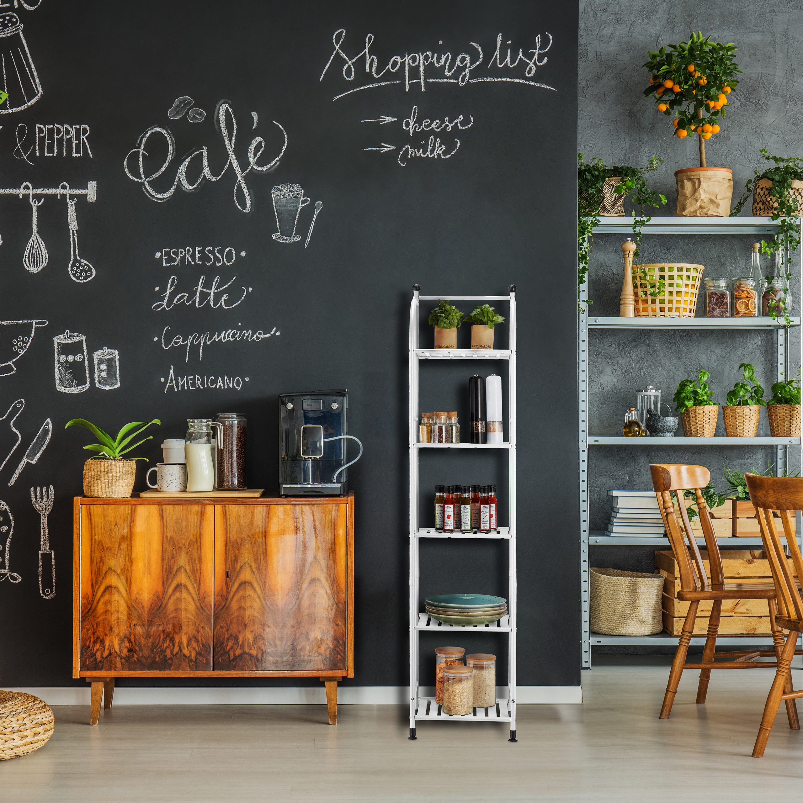 Kaffeestation an einer schwarzen Tafelwand mit Kreidezeichnungen, Holzkommode, weißem Regal und Holztischen.