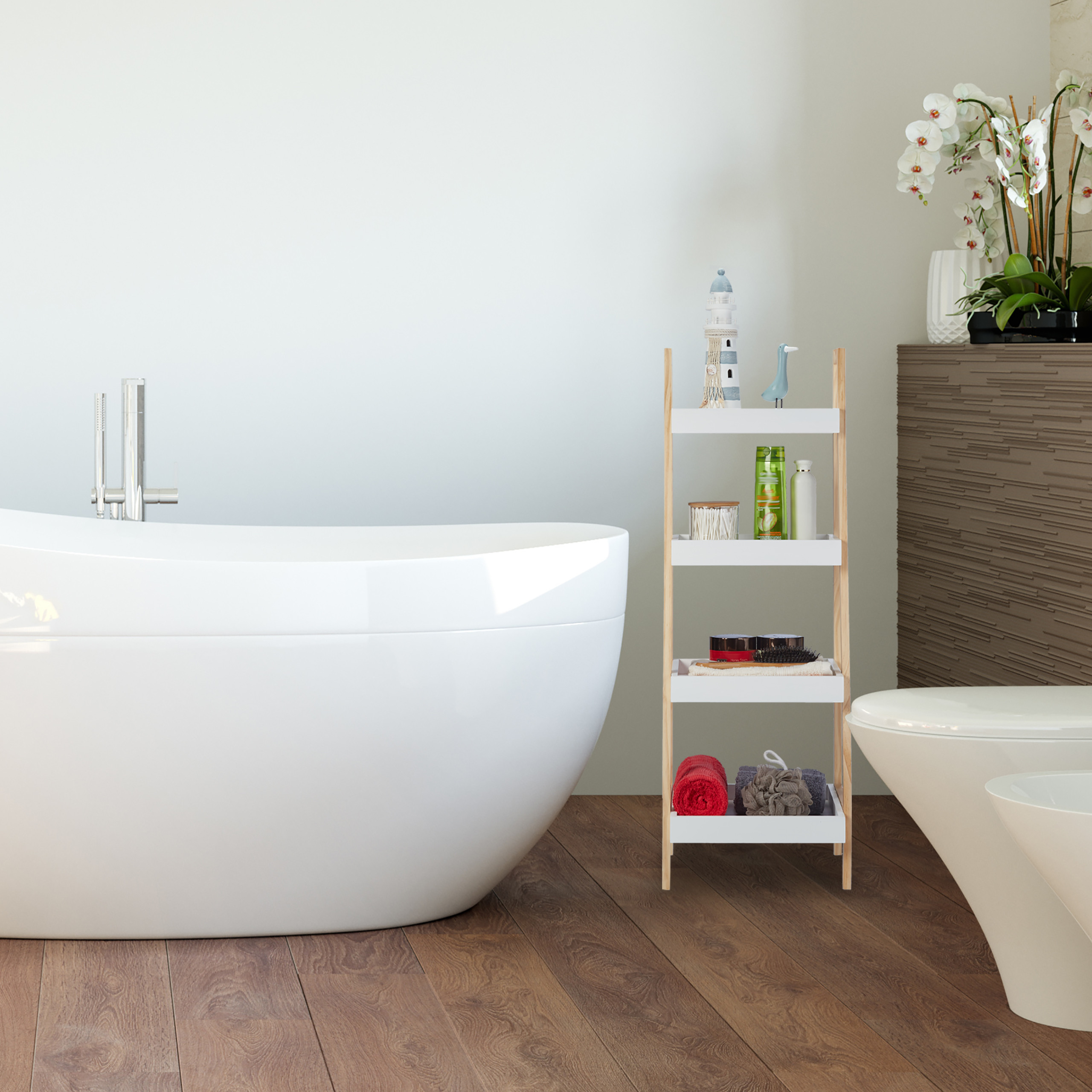 Eine moderne weiße Badewanne, Toilette, ein Bidet und ein Holzregal mit Pflegeprodukten in einem hellen Badezimmer.