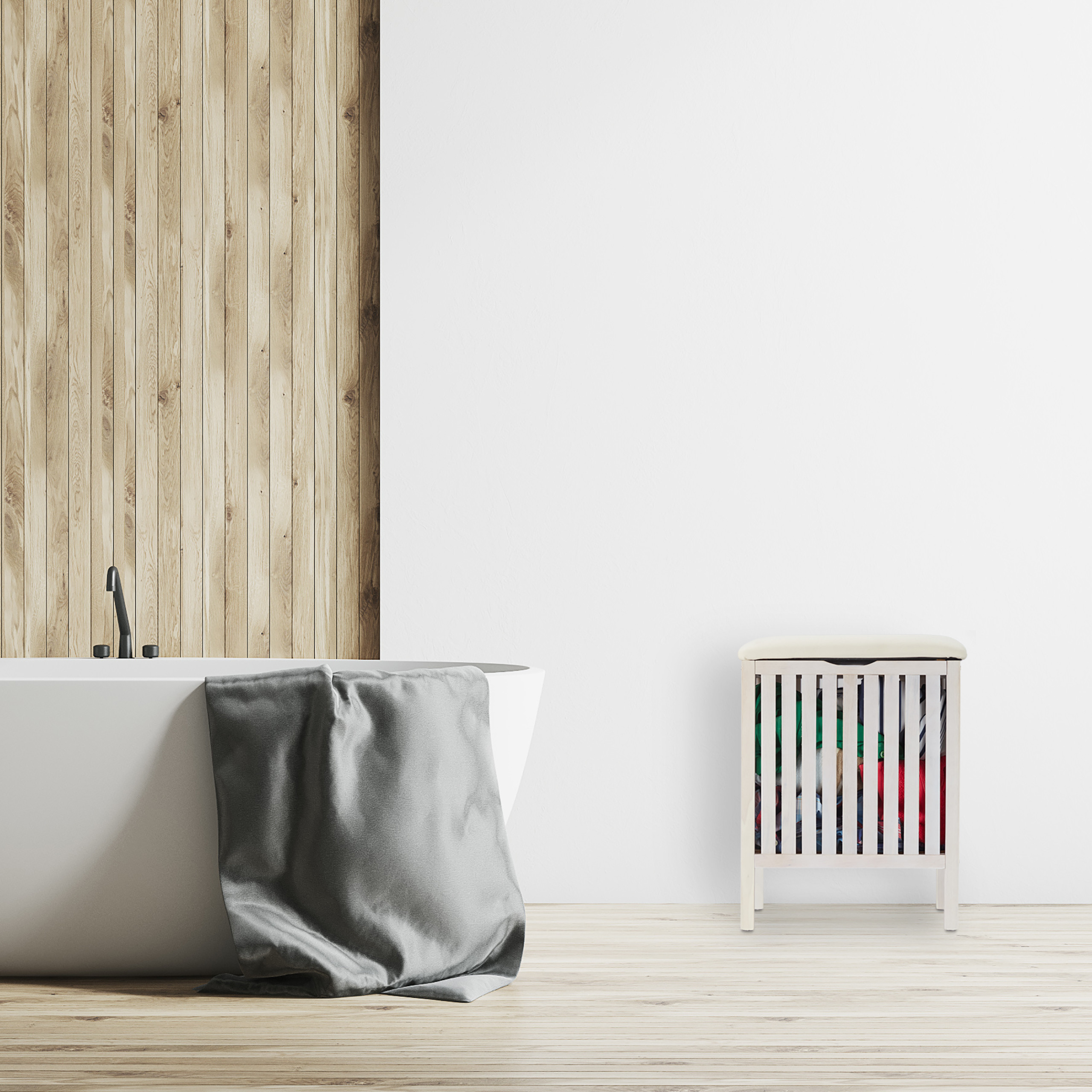 Eine weiße Badewanne mit grauem Handtuch, Holzvertäfelung und Wäschekorb an einer weißen Wand.
