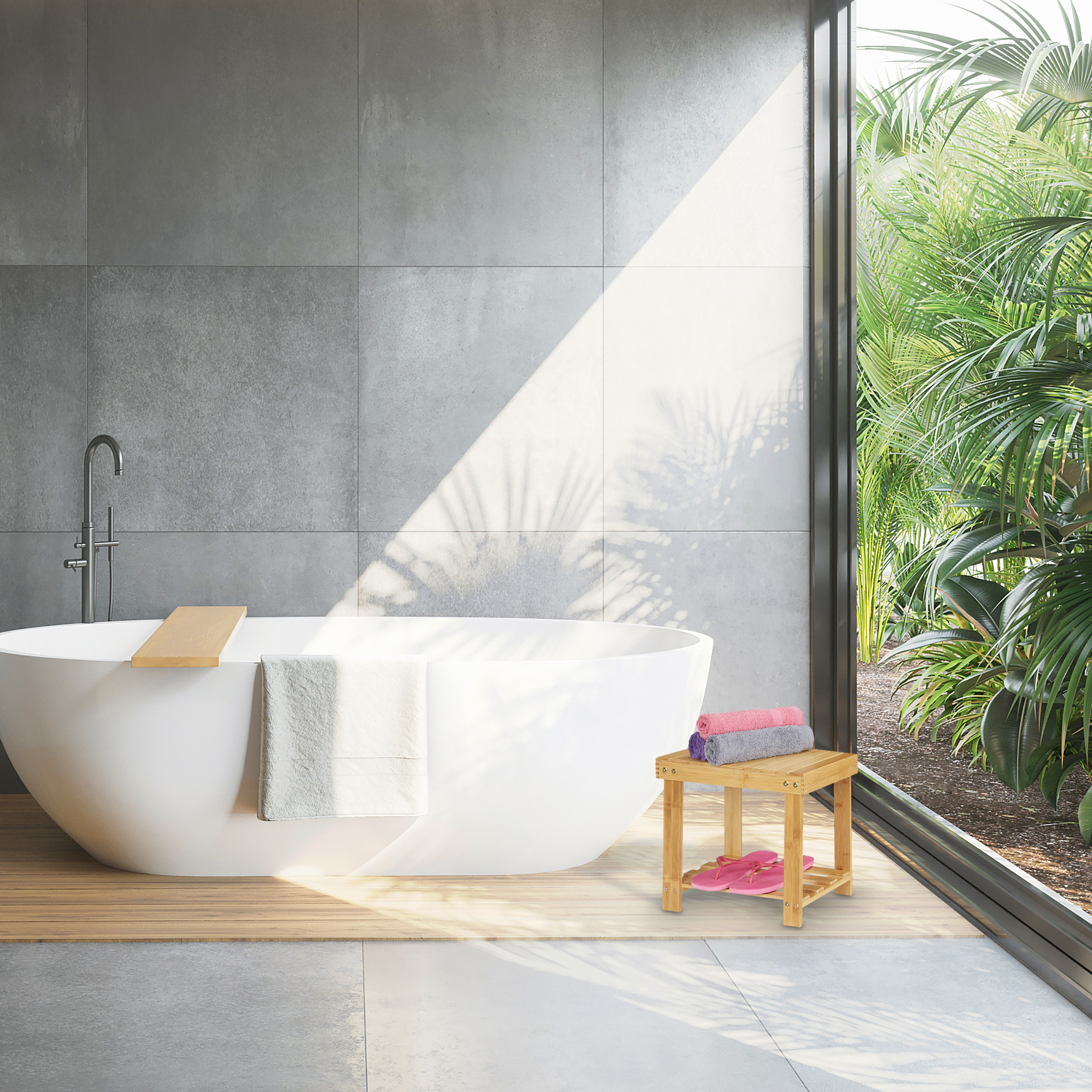 Modernes Badezimmer mit weißer Wanne, Holzhocker und Blick auf grüne Palmen durch ein großes Fenster.