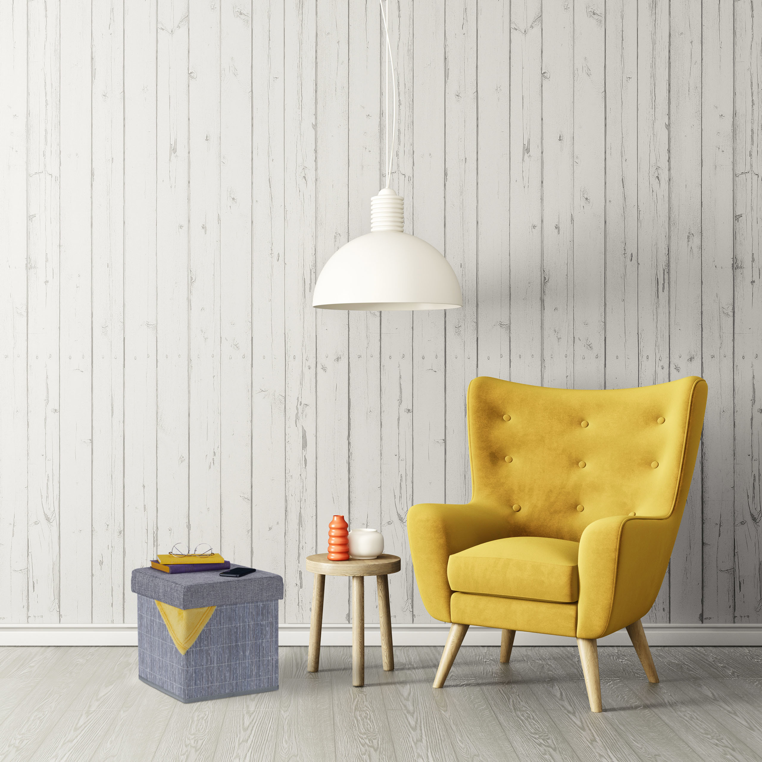 Ein gelber Sessel, ein kleiner Tisch und ein grauer Hocker stehen vor einer weißen Holztafelwand unter einer Lampe.