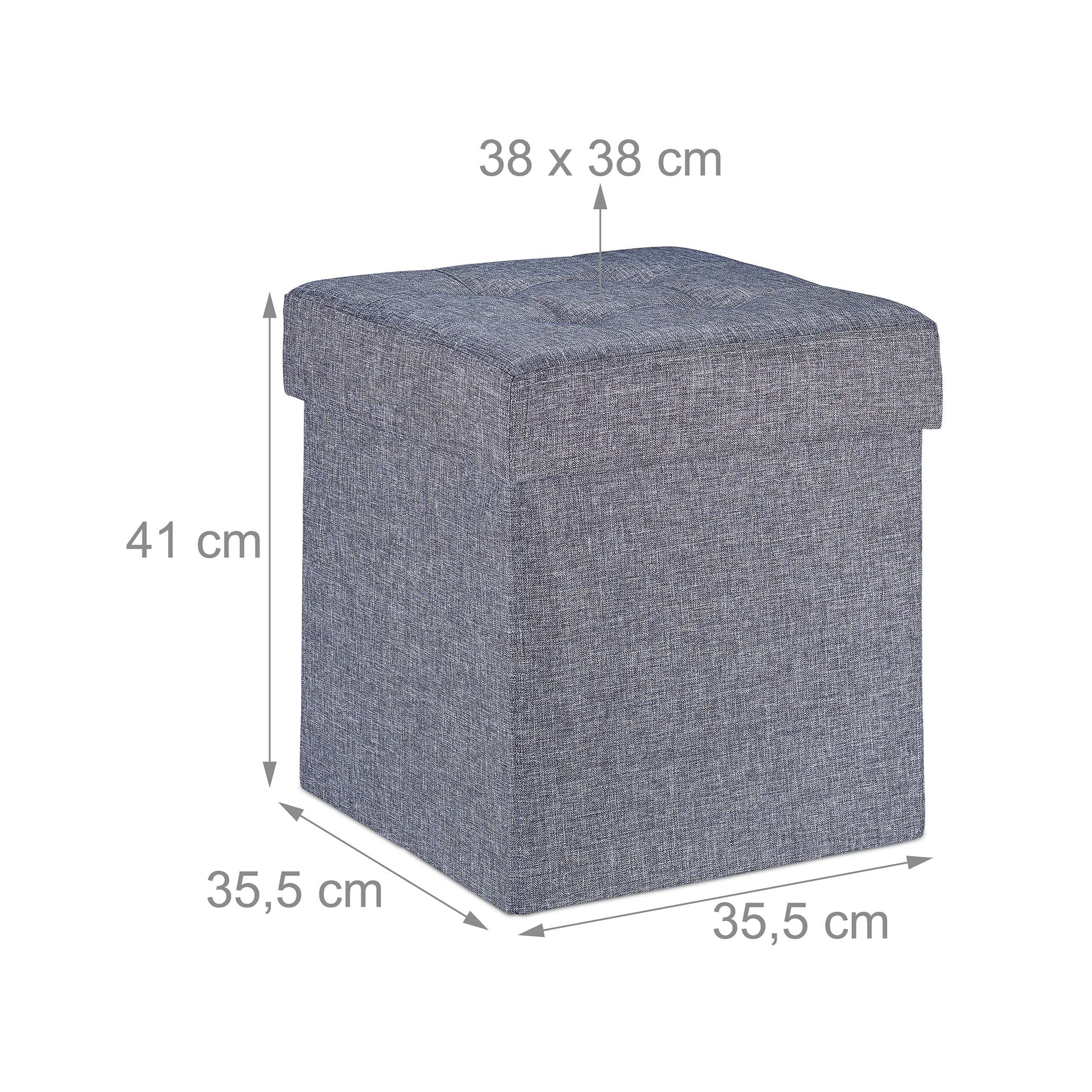 Grauer Stoffhocker mit Tufting und Maßangaben in cm.
