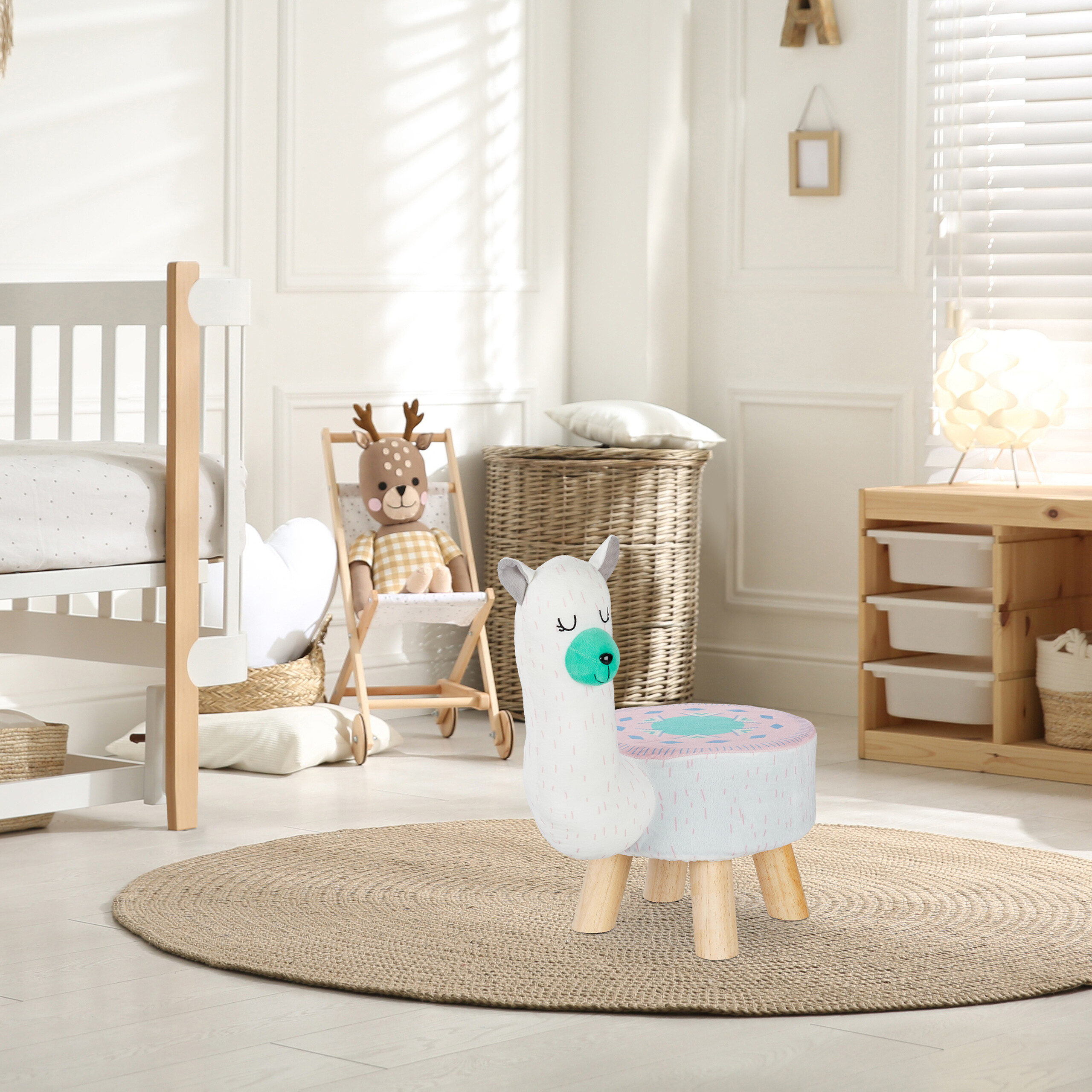 Ein rosafarbener Llama-Hocker steht auf einem runden Juteteppich in einem hellen Kinderzimmer.