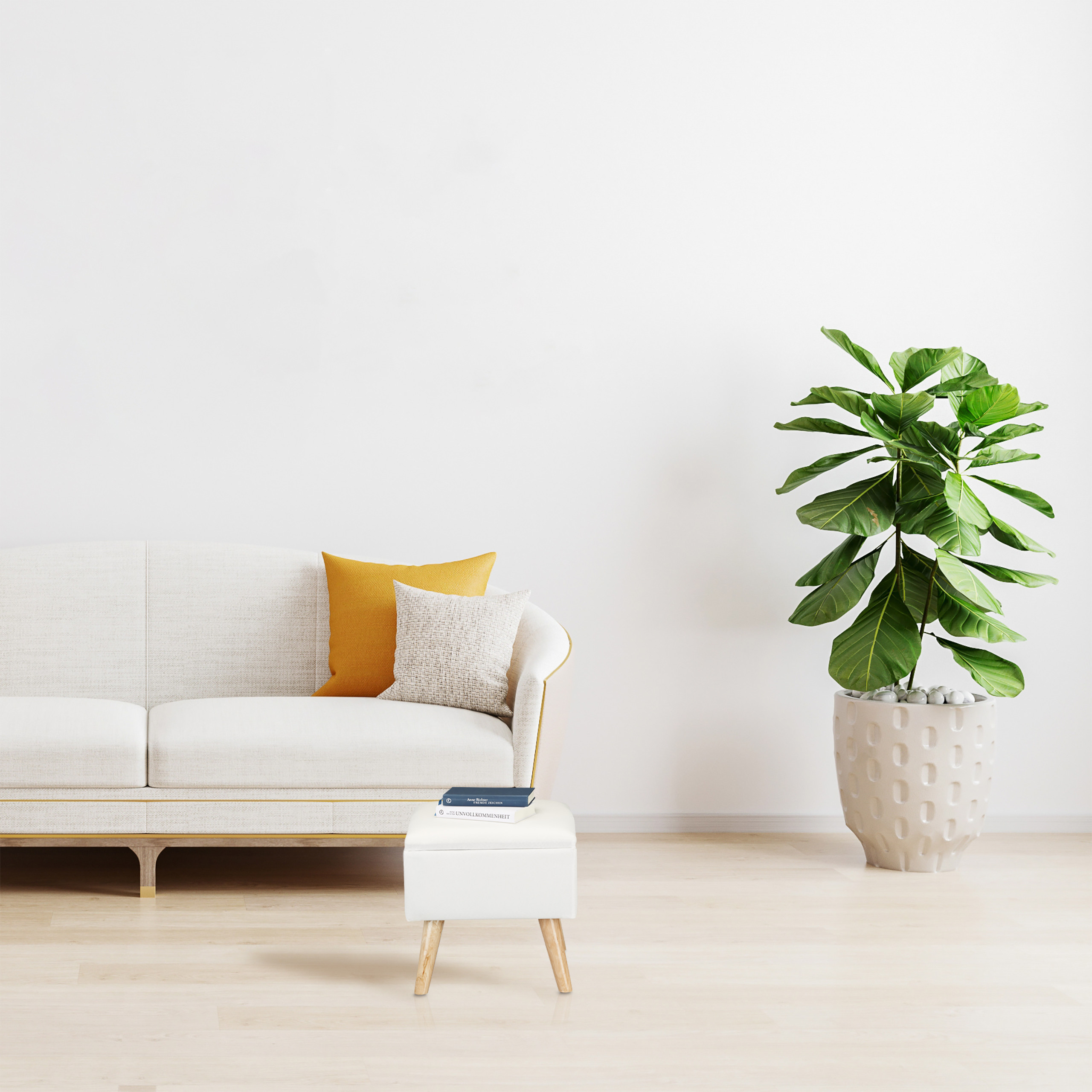 Ein minimalistisches Wohnzimmer mit weißem Sofa, gelben und grauen Kissen, kleinem weißen Hocker und hoher grüner Topfpflanze.