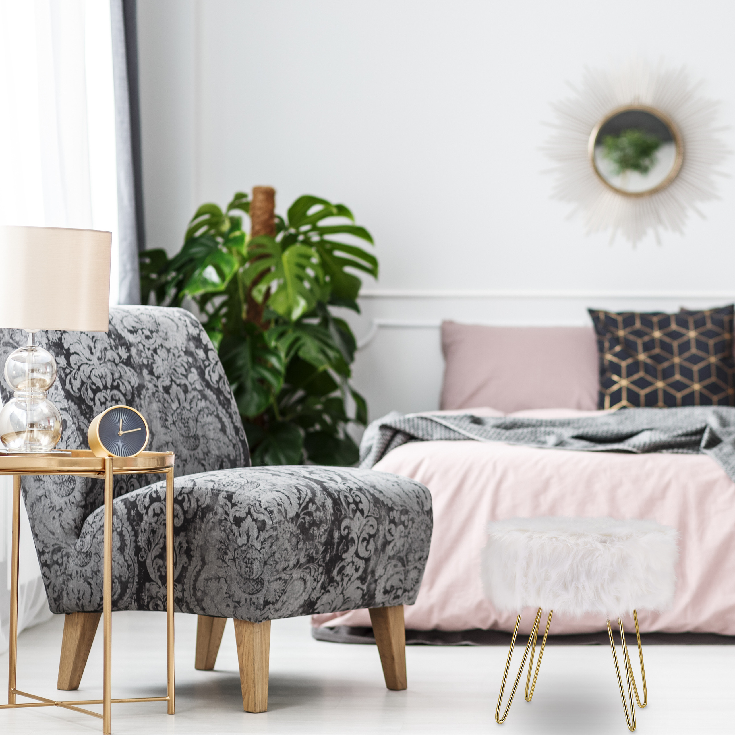 Moderne Schlafzimmerecke mit grauem Mustersessel, Beistelltisch mit Lampe und Uhr, Pflanze und Bett im Hintergrund.
