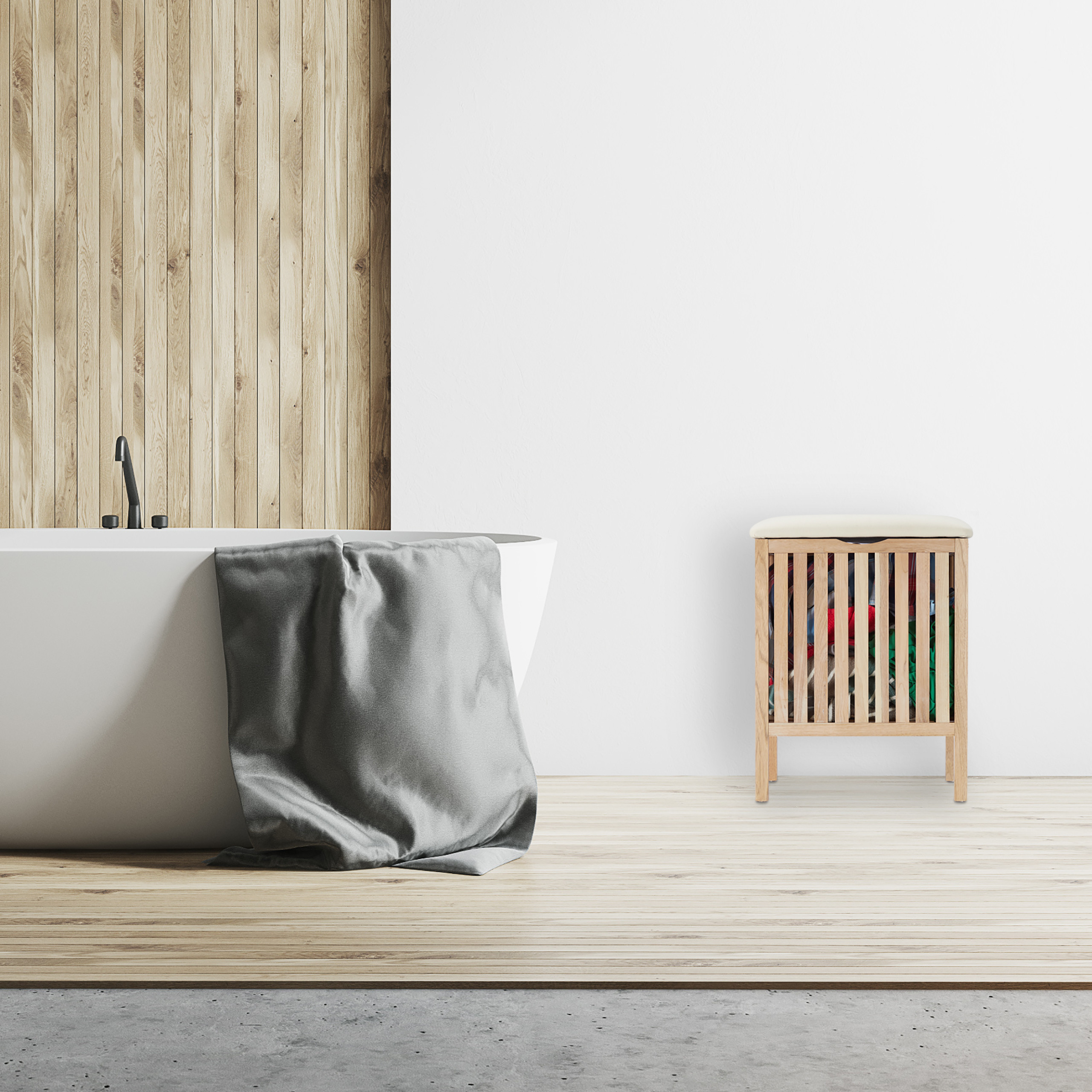 Moderne Badezimmer mit einer weißen Badewanne, einem grauen Handtuch, Holzvertäfelung und einem Wäschekorb.