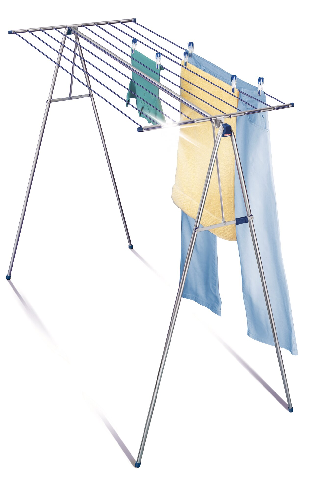 Uno stendibiancheria argentato con vestiti blu e verdi e un asciugamano giallo, su sfondo bianco.