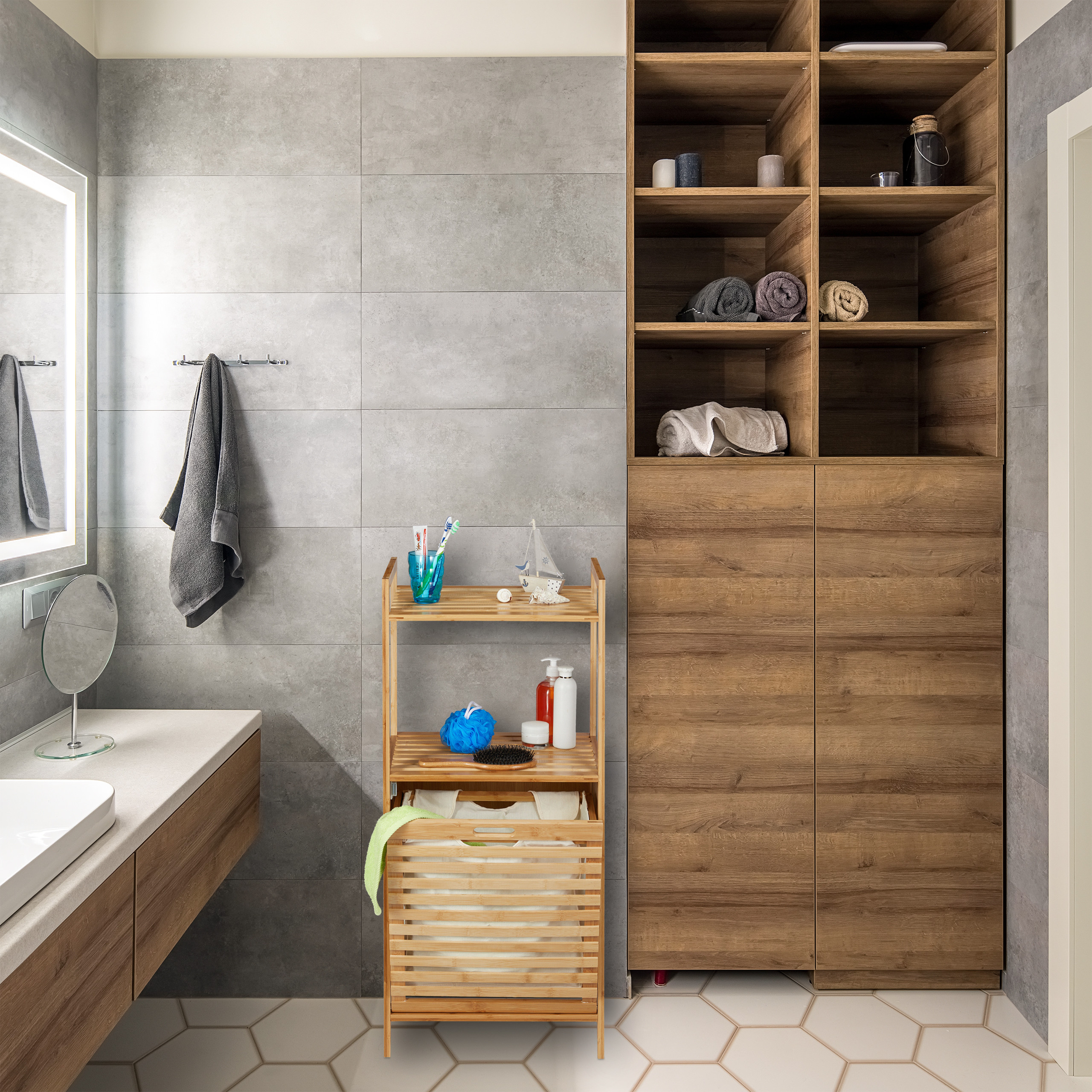 Badezimmer mit grauen Fliesen, Waschbecken, Holzregalen und einem großen Schrank an der Wand.