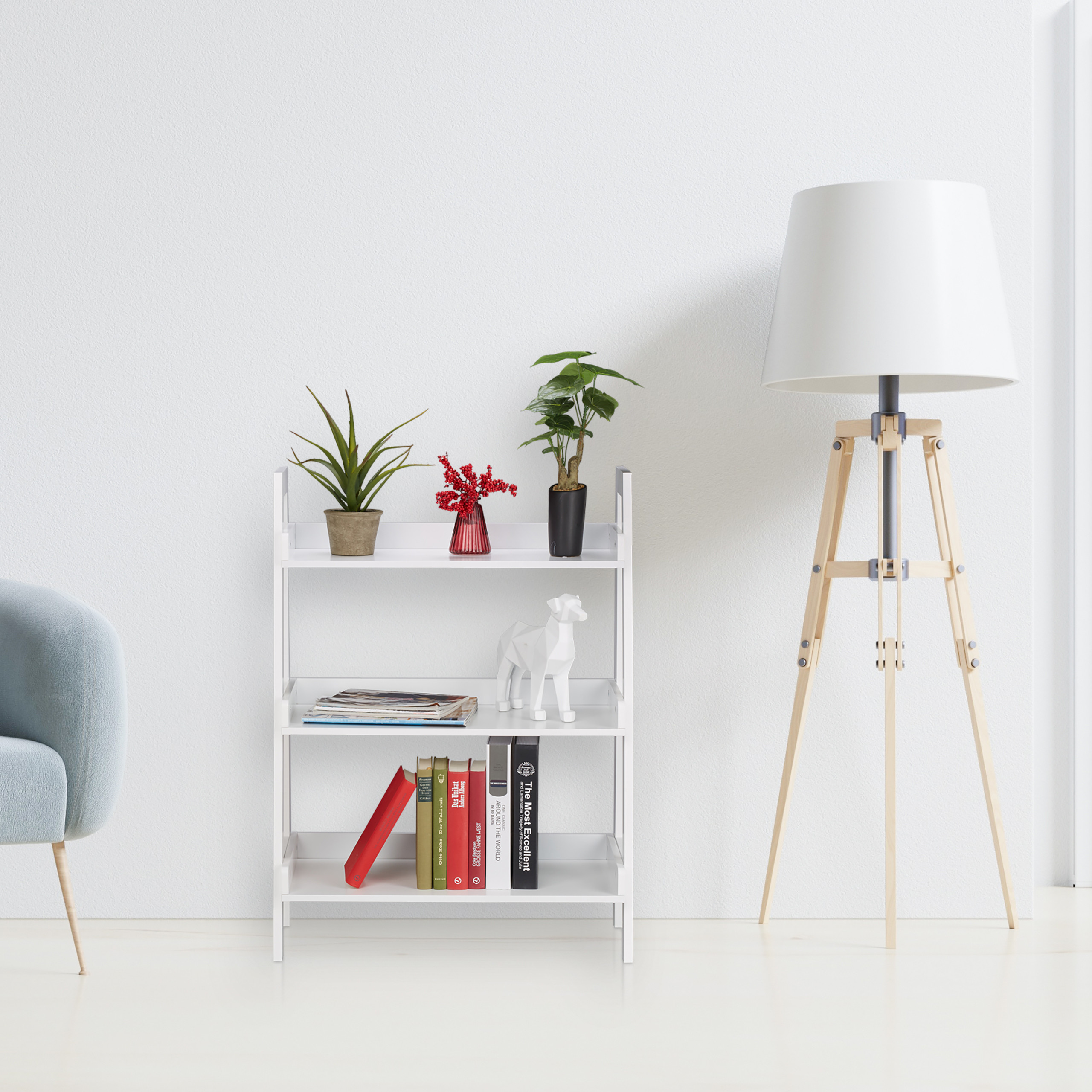 Ein weißes Regal mit Pflanzen, Büchern und einer Hundefigur, neben einer Dreibein-Stehlampe und einem hellblauen Sessel.