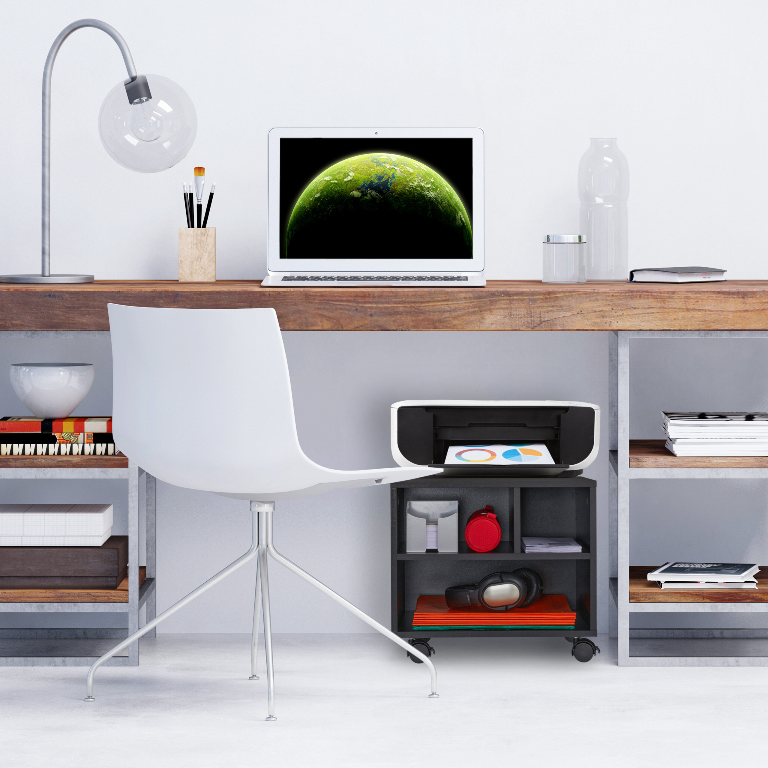 Ein moderner Schreibtisch mit Laptop, weißem Stuhl, Lampe, Büchern und Regalen.