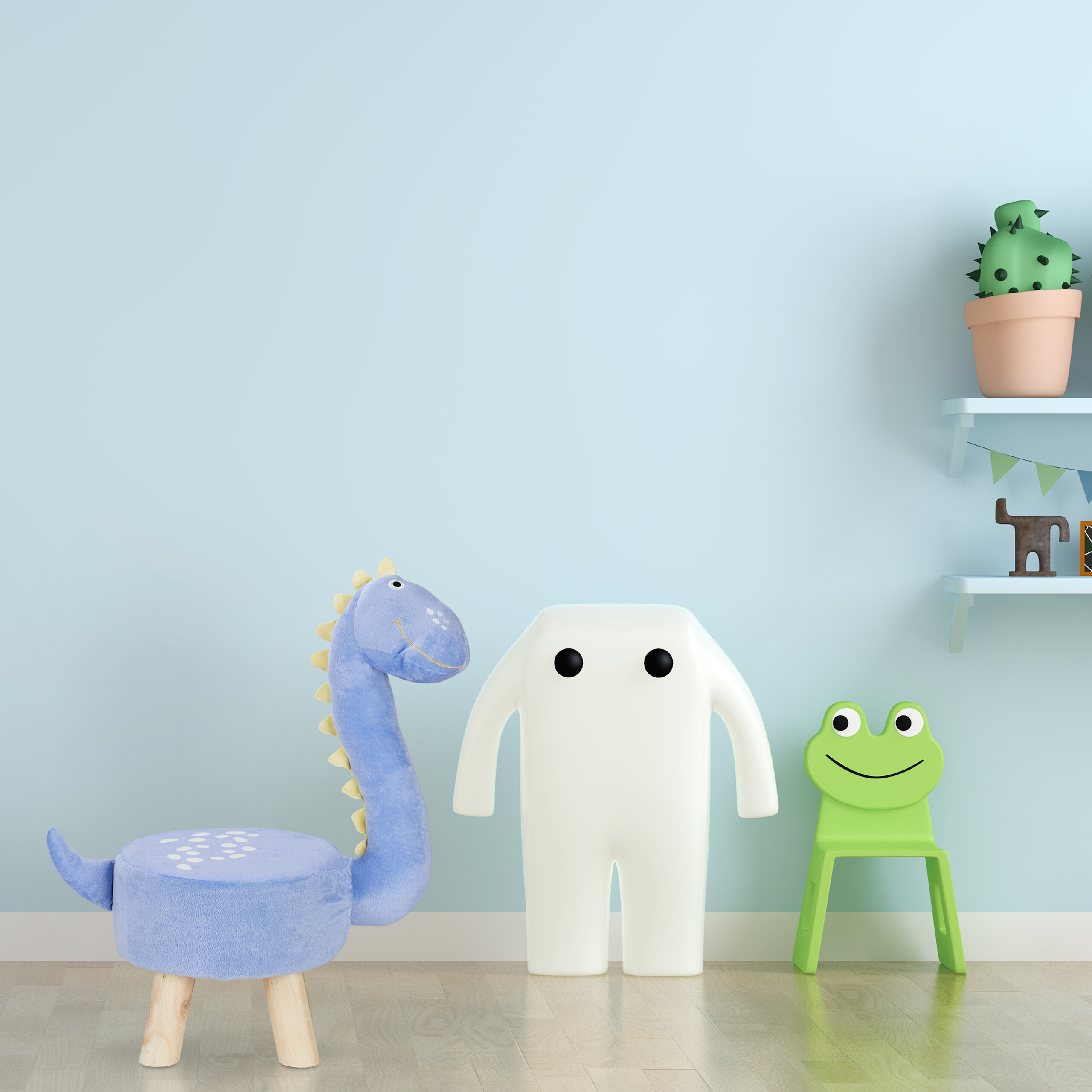 Ein blauer Dinosaurier-Hocker, eine weiße Geisterfigur und ein grüner Frosch-Stuhl stehen vor einer blauen Wand.