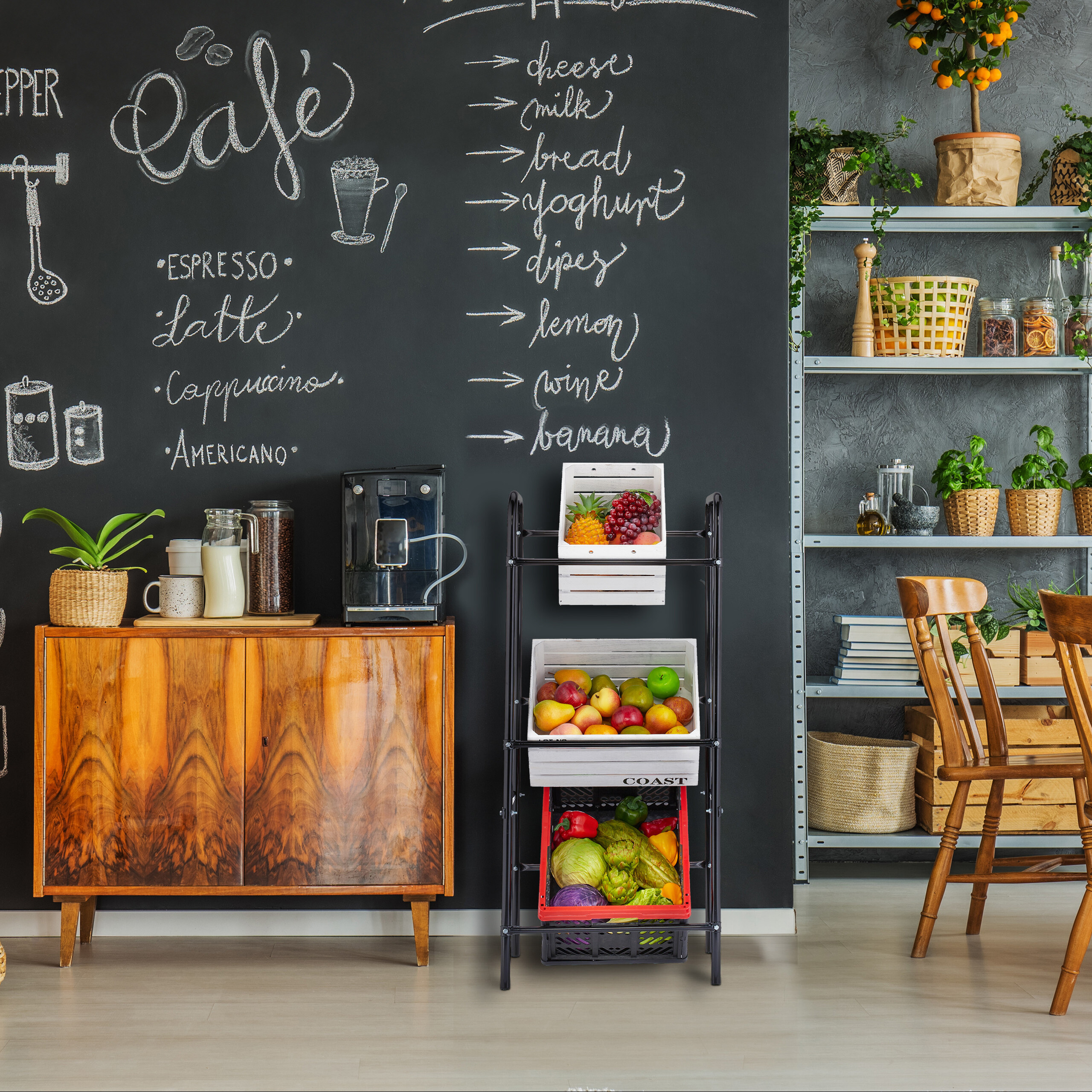 Ein Café-Interieur mit großer Kreidetafel, Kaffeebar, Regalen voll mit Pflanzen, Obstkisten und Holzstühlen.