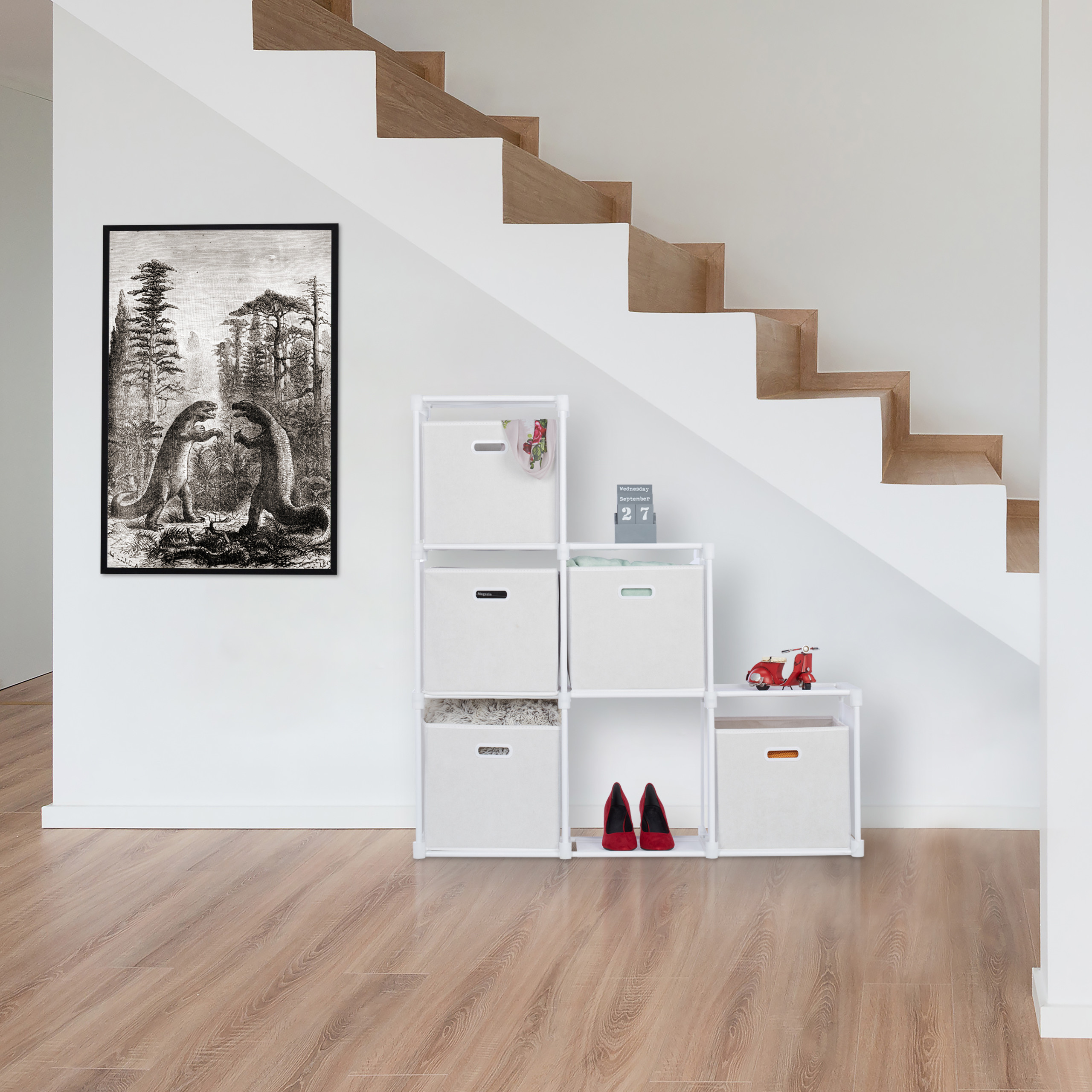 Weiße Regale unter einer Treppe, mit Dinosaurier-Bild und roten High Heels auf dem Boden.