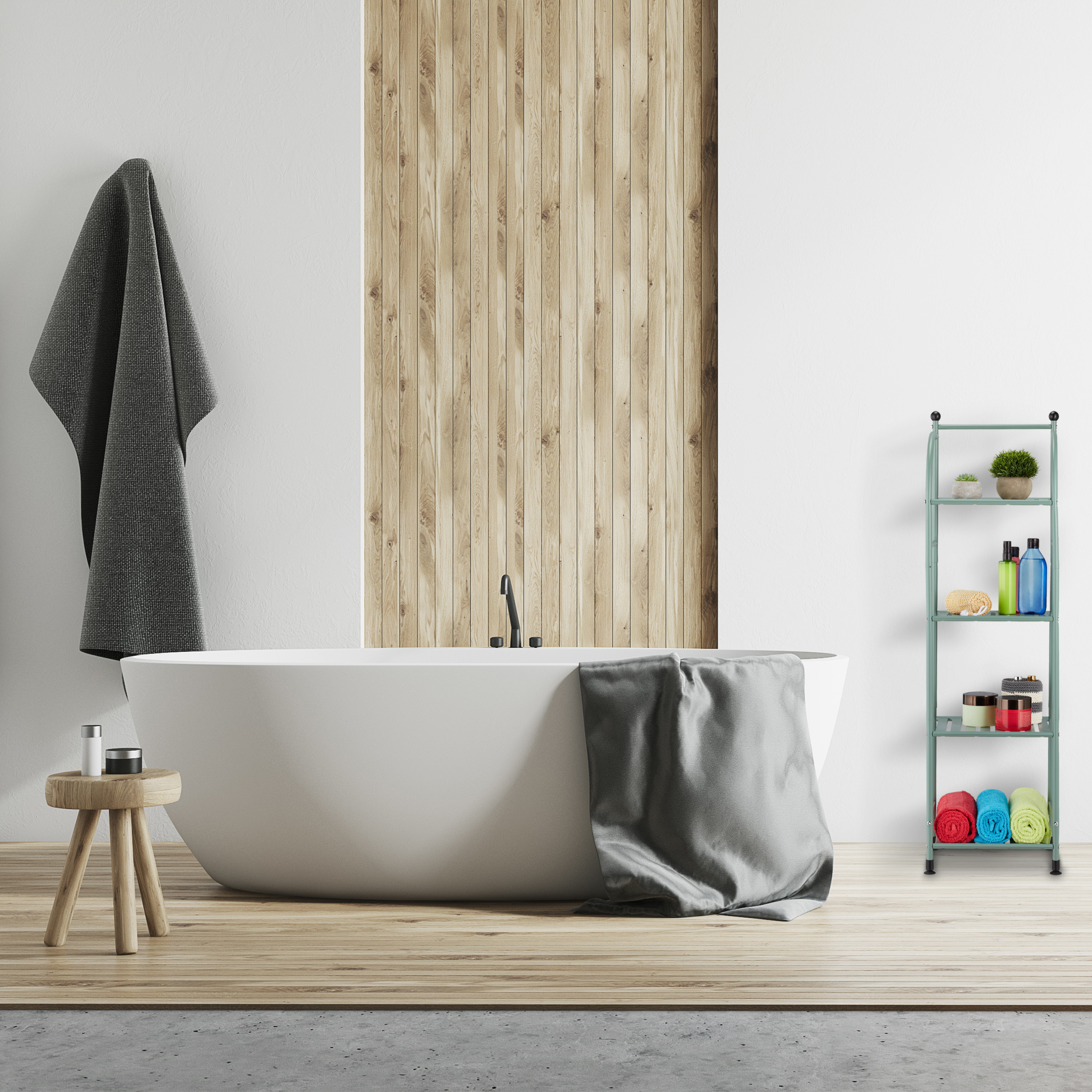 Moderne weiße Badewanne vor Holzvertäfelung mit grauem Handtuch, kleinem Hocker und Regal mit Badutensilien.