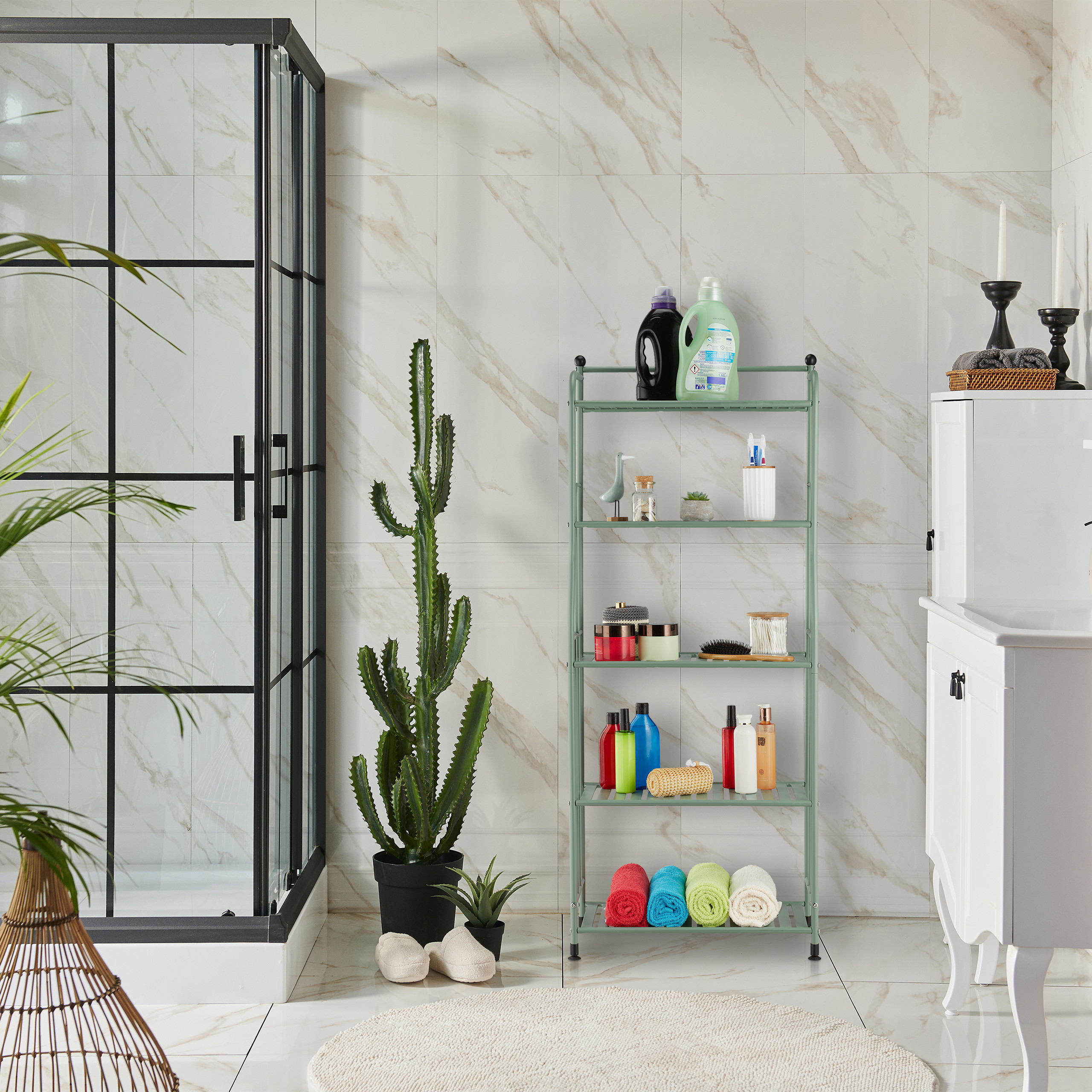 Moderne Badezimmereinrichtung mit Dusche, grüner Metallregal und Kakteen vor Marmorwänden.