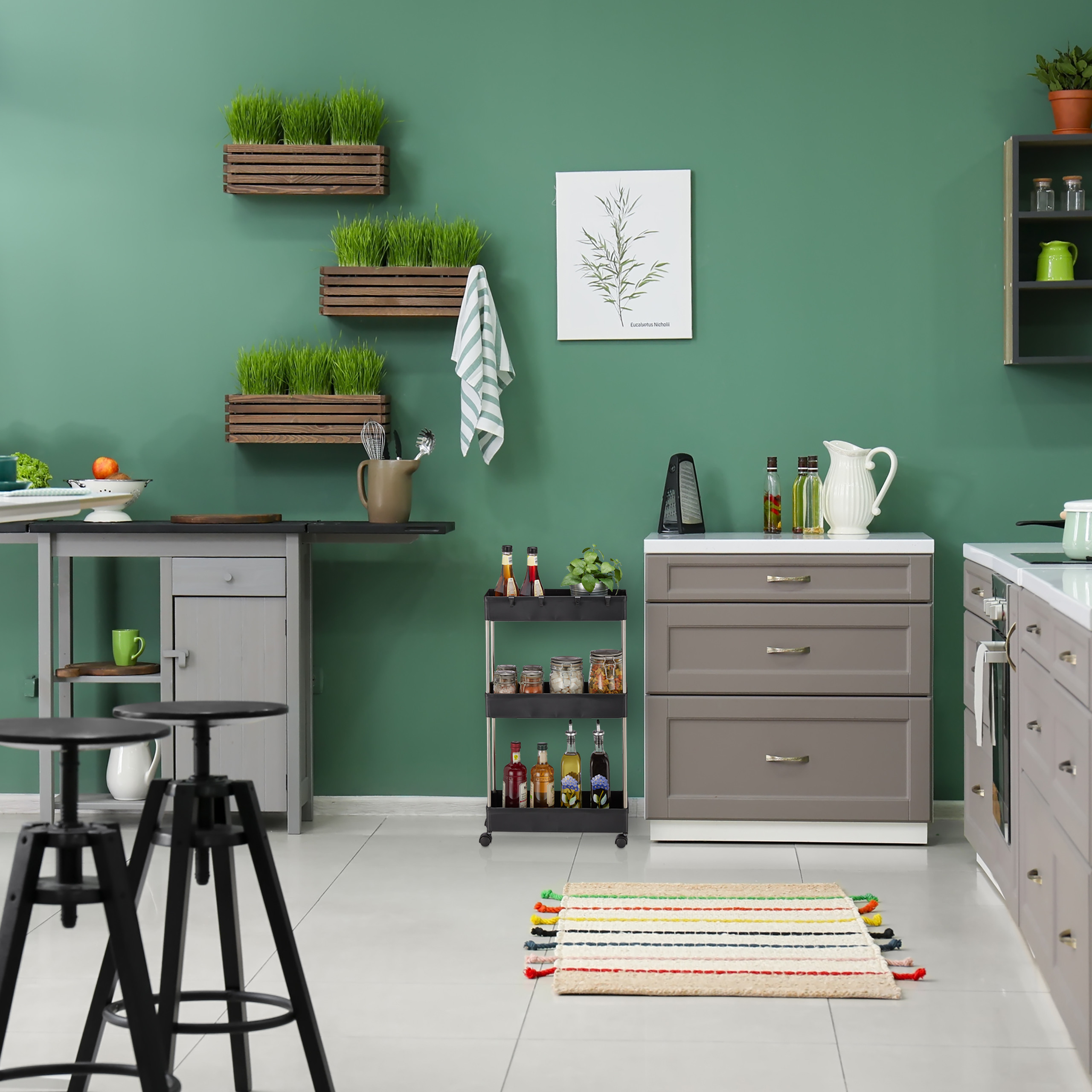 Moderne Küche mit grünen Wänden, grauen Schränken, Regalen mit Gras und einem bunten Teppich auf dem Boden.