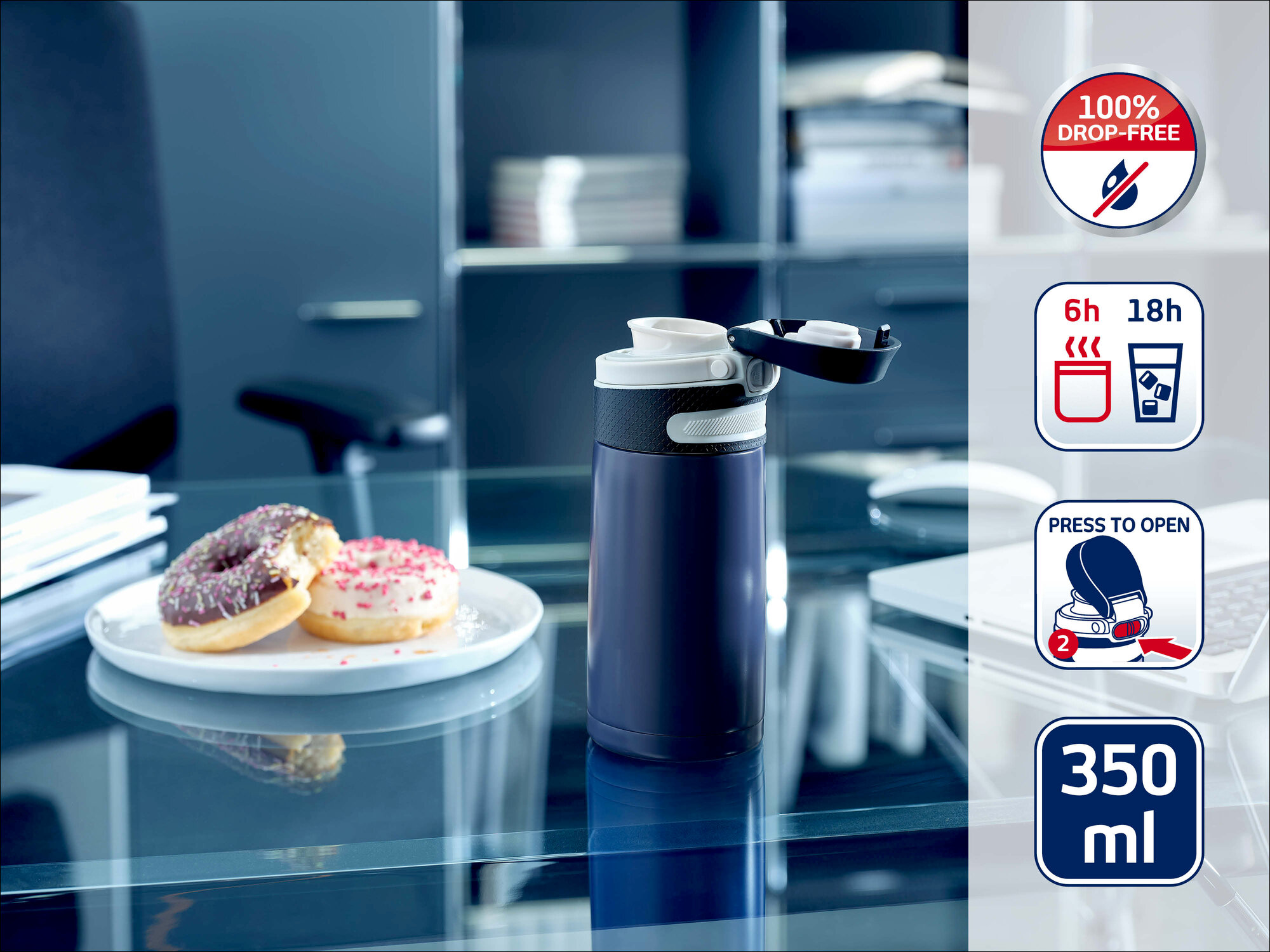 Eine blaue Thermoskanne steht auf einem Glastisch neben zwei Donuts. Symbole zeigen Funktionen an.
