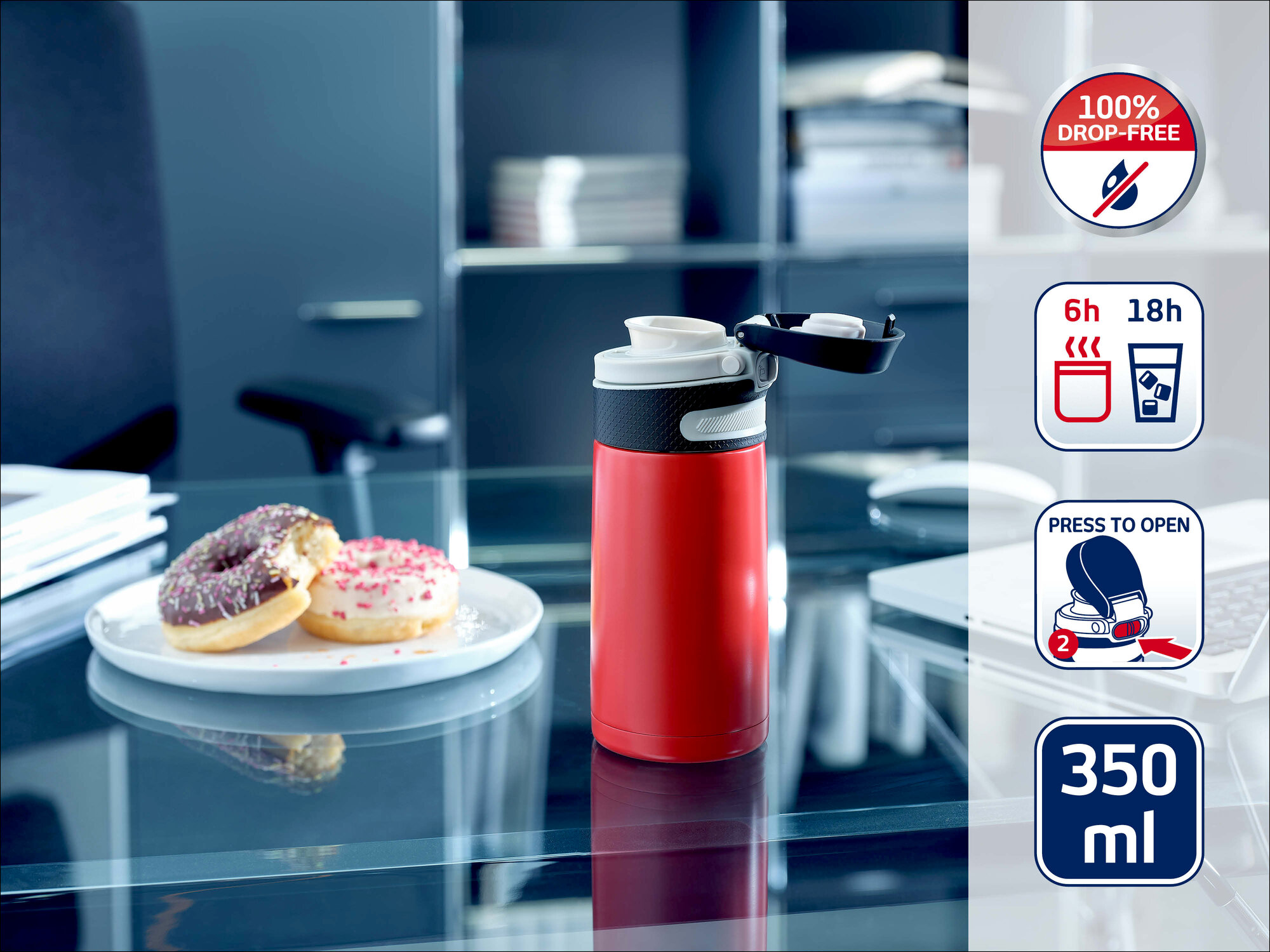 Eine rote Thermoskanne steht auf einem Glastisch neben einem Teller mit Donuts und Produktfeatures.